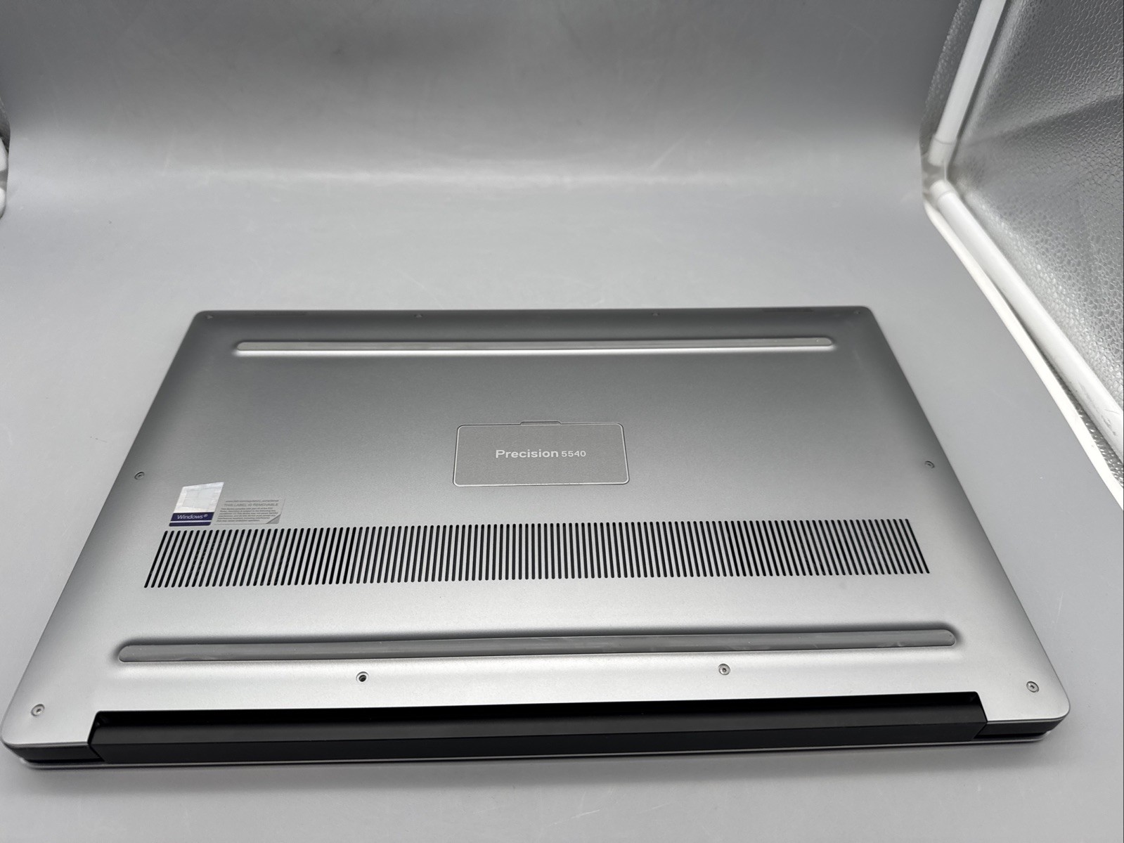 Dell Precision 5540 15.6″ i7-9850H 2.6GHz 40 GB RAM, NO HDD/Os