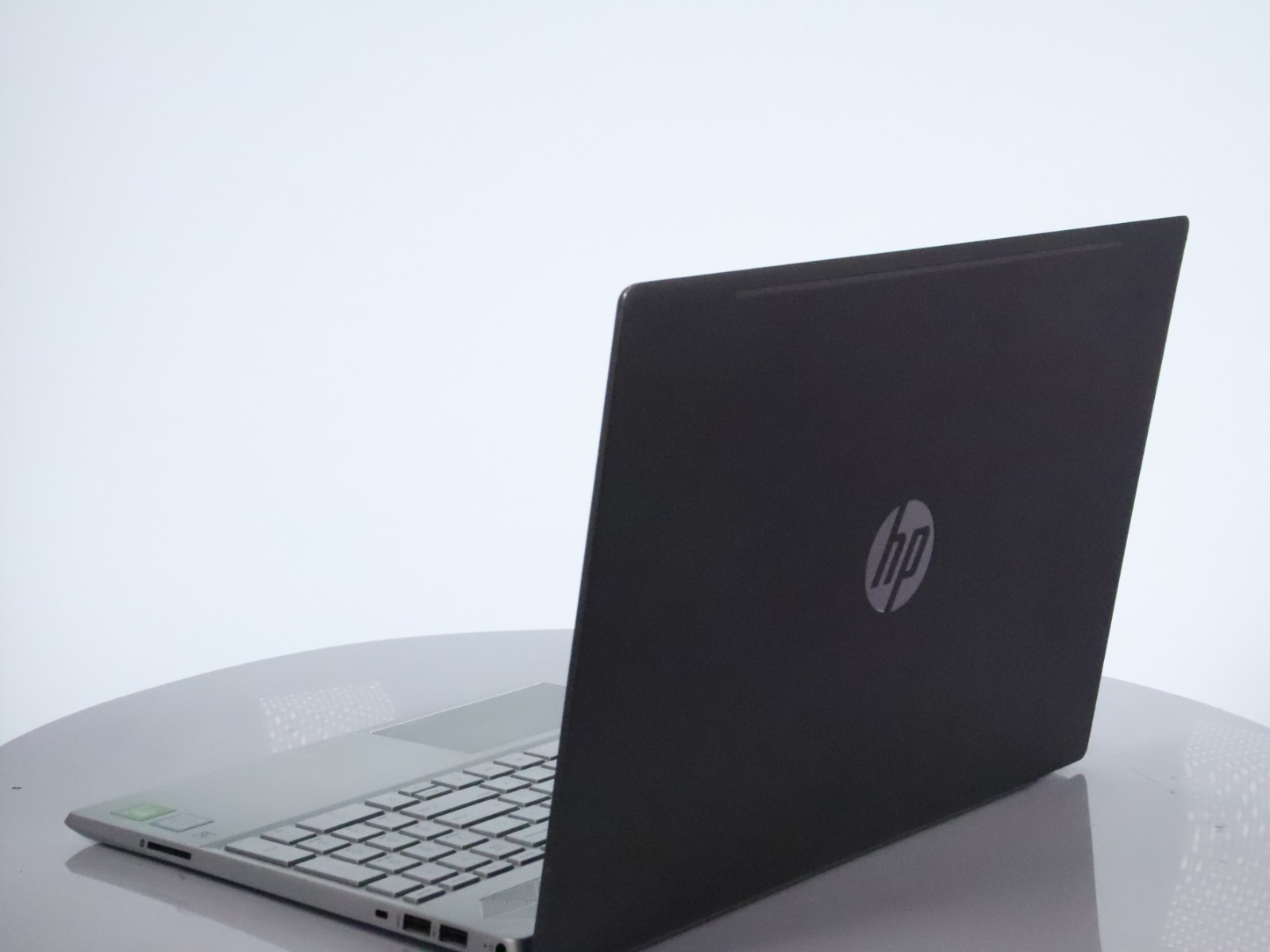 HP 15-CS2071NR Core i7-8565U 8GB RAM 256GB SSD Geforce MX250 W11P w/ 65W Adapter