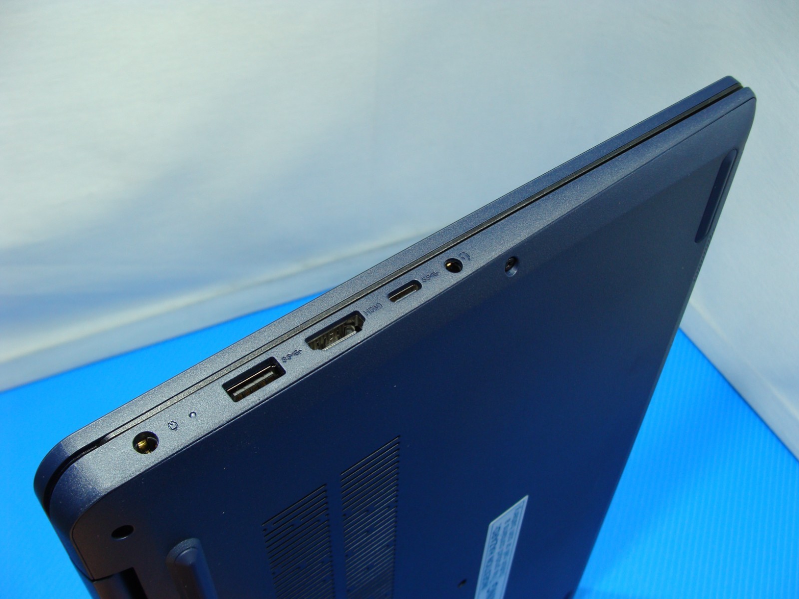 Lenovo IdeaPad 1 15AMN7 15.6″ FHD Ryzen 5 7520U 2.8Ghz 8GB 256GB Warranty11/2026
