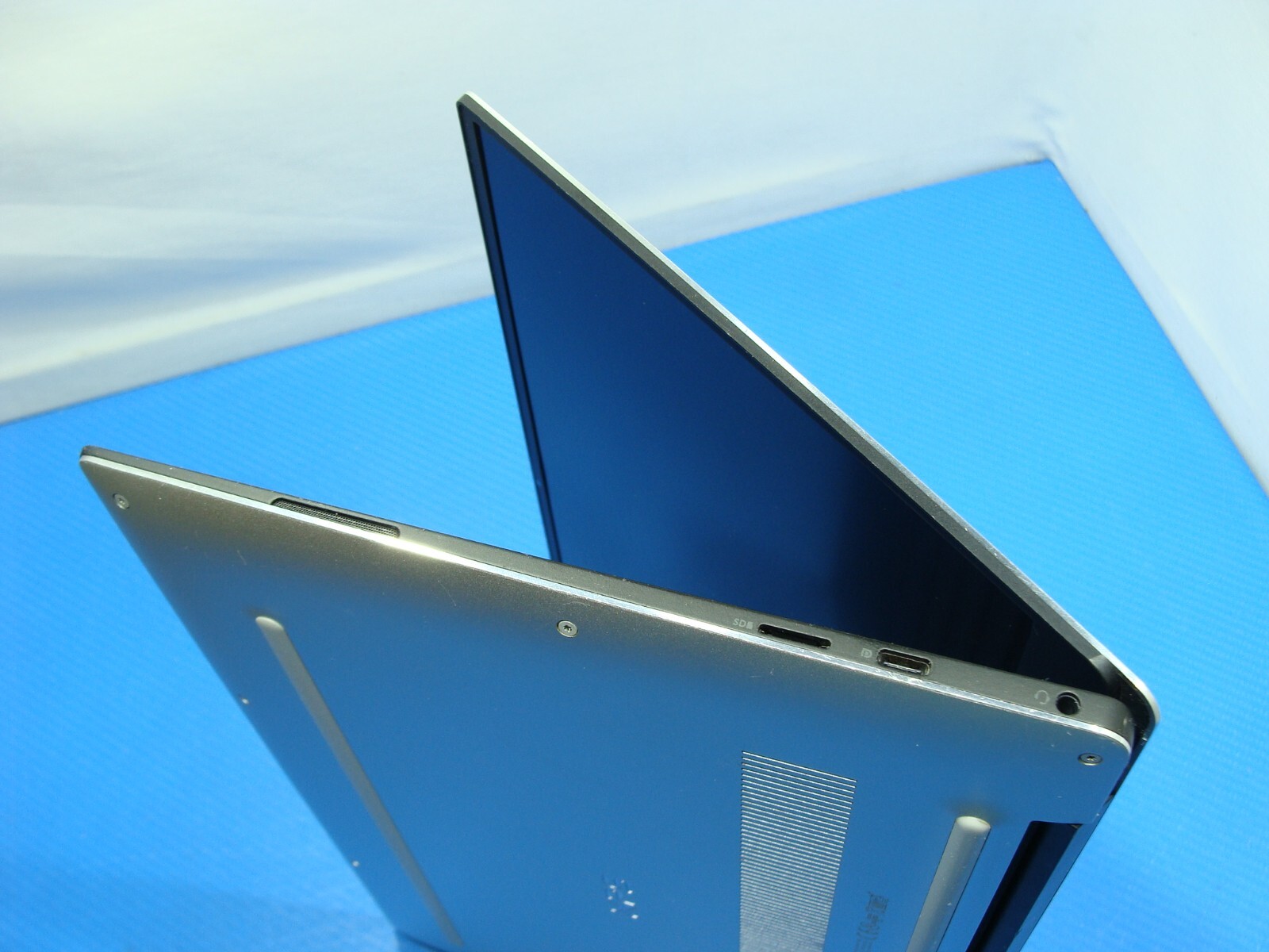 Dell XPS 7390 13.3″ FHD core i7-10710U 1.1GHz 16GB 512GB SSD Excellent Battery