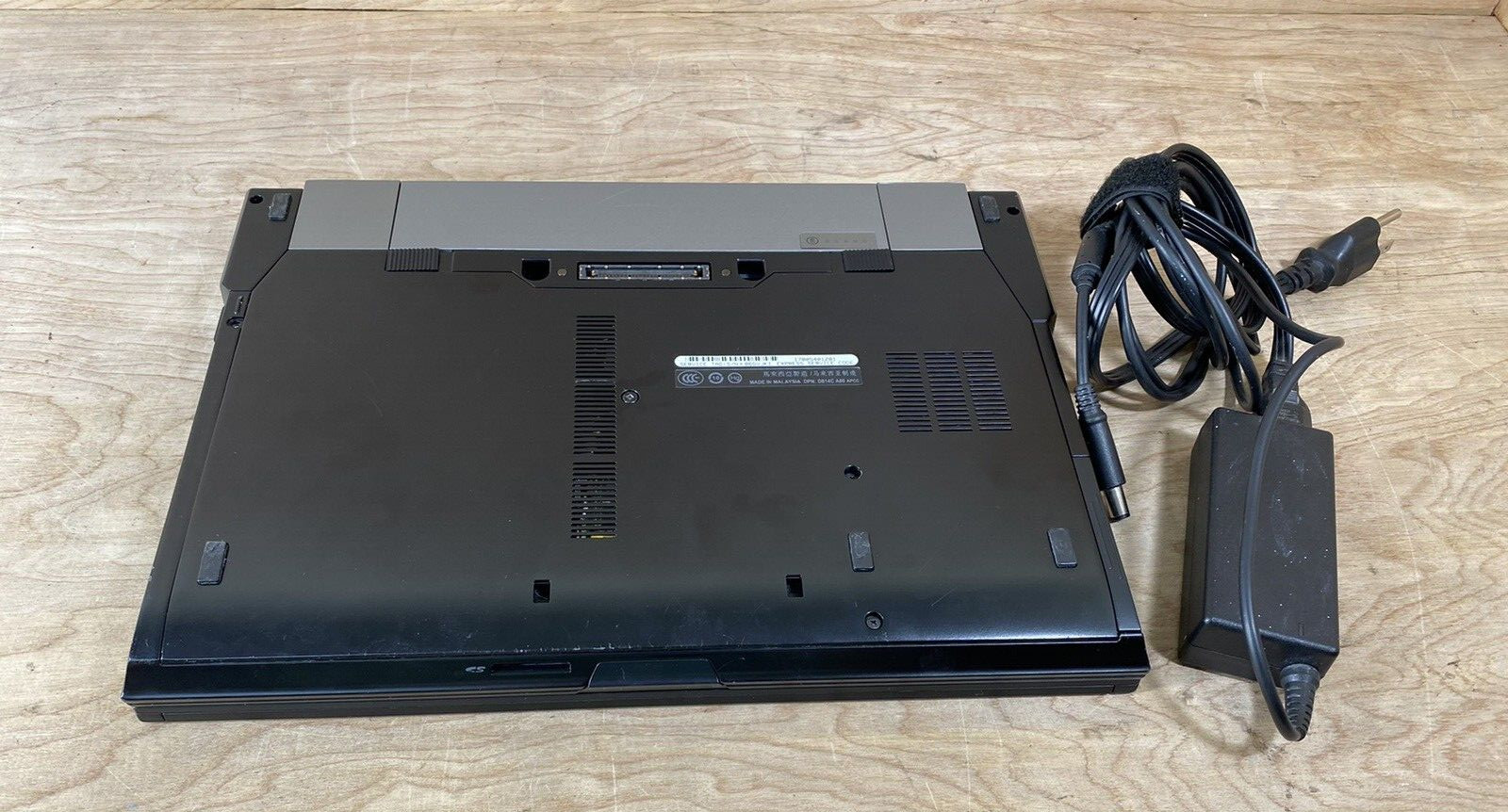 Dell Latitude E6400 Laptop C2D T9550 2,66 2Gb RAM 320Gb HDD Linux Bad Battery