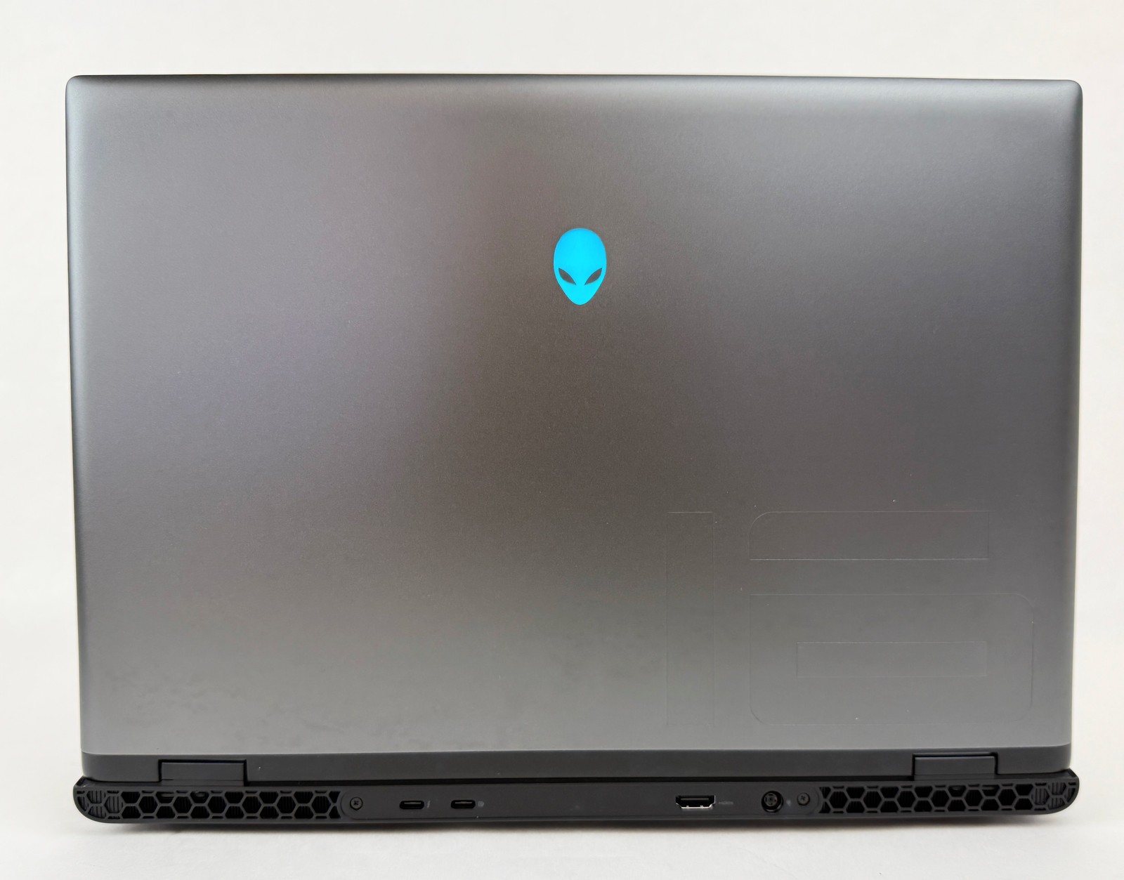 Alienware m16 R2 16″ 2560×1600 240Hz Ultra 9 185H 32GB 1TB RTX 4070 W11H