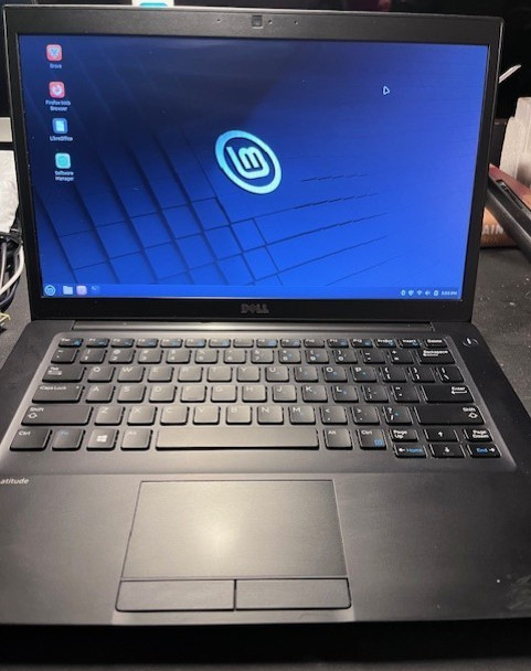 Linux Mint Fast Dell 14″ Laptop i3-7thgen 8GB 128GB SSD, New Battery, Warranty
