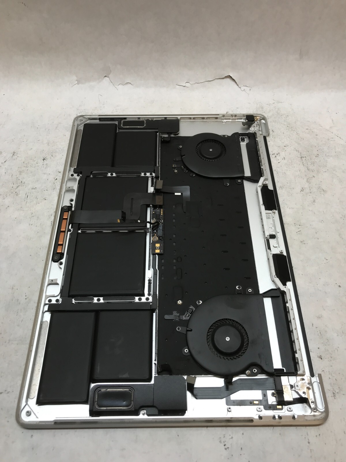 Apple MacBook Pro Touch/2018 A1990 Palmrest NO MOTHERBOARD For Parts/Repair- -DW
