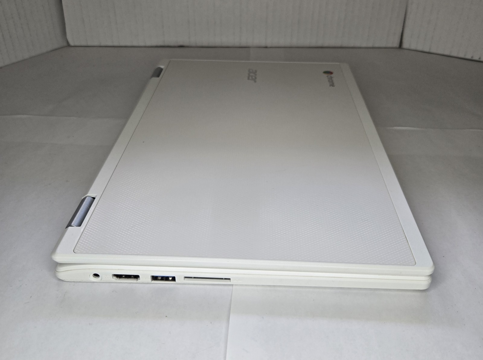 Acer Chromebook N15Q8 11.6″ Touchscreen 2-in-1 Laptop, White, w/ Charger