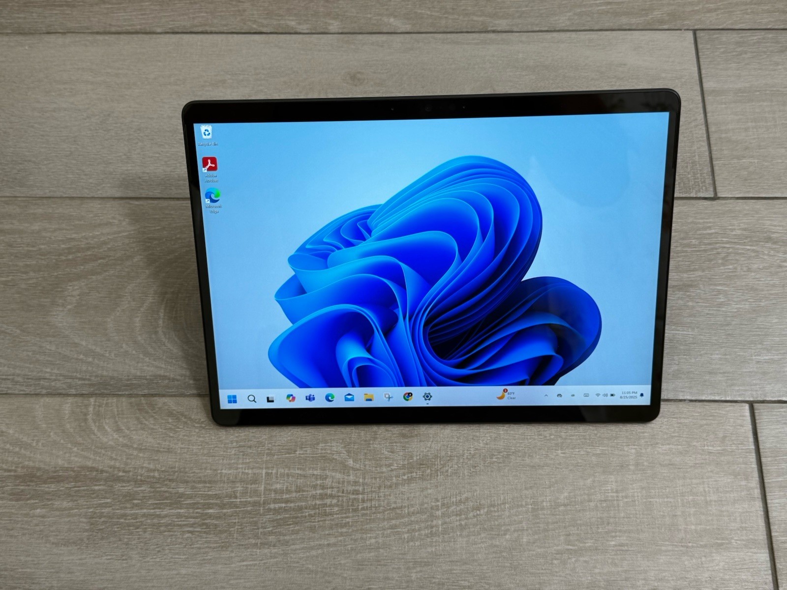 Microsoft Surface Pro x 1876 SQ1 CPU (8GB Ram 256GB SSD) Windows 11 Home Black