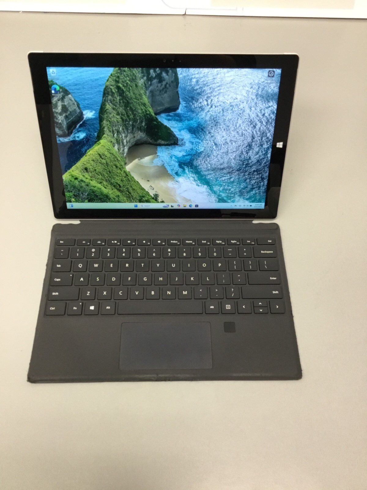 Microsoft Surface Pro 3 12 inch (128GB, Intel Core i5 4th Gen., 1.90GHz, 4GB).