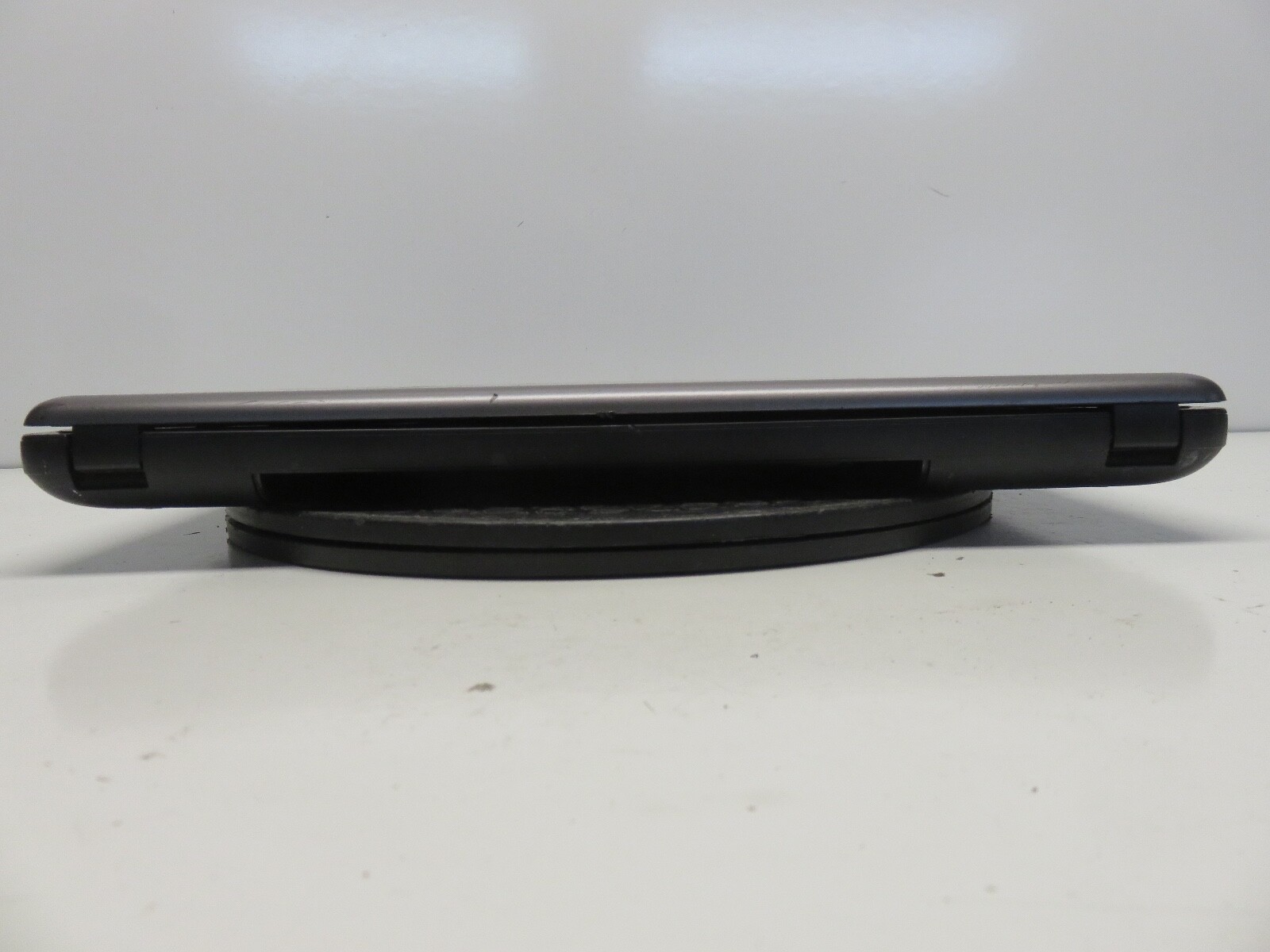 HP 2000 Notebook PC AMD E-300 1.3 GHz 2 GB NO HDD No Batt