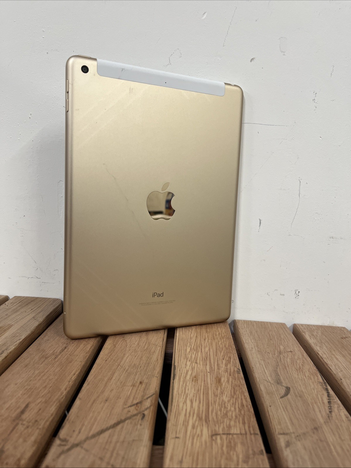 Apple iPad | 5th Generation | 9.7″ Retina* | 32 GB | Model: A1823