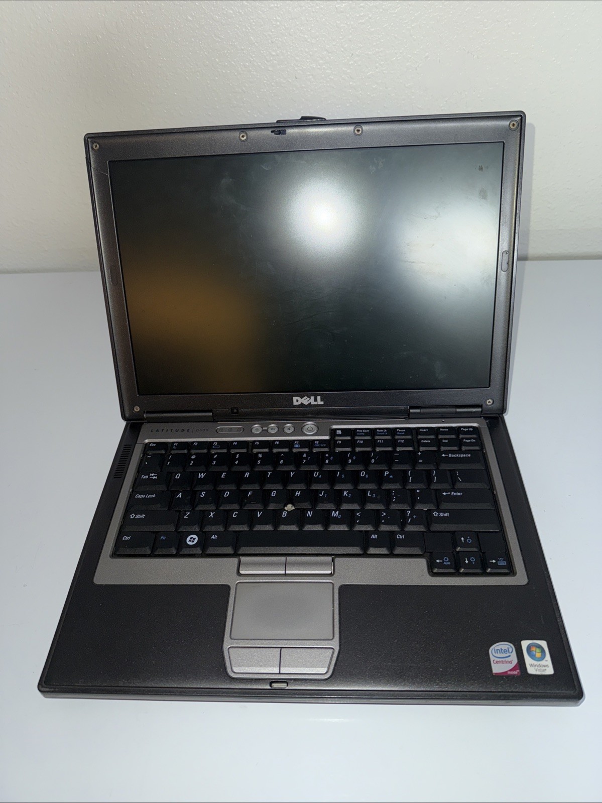 Dell Latitude D630 Laptop Intel Core, 2.5GB RAM , 80GB HDD Win XP BATTERY ISSUE