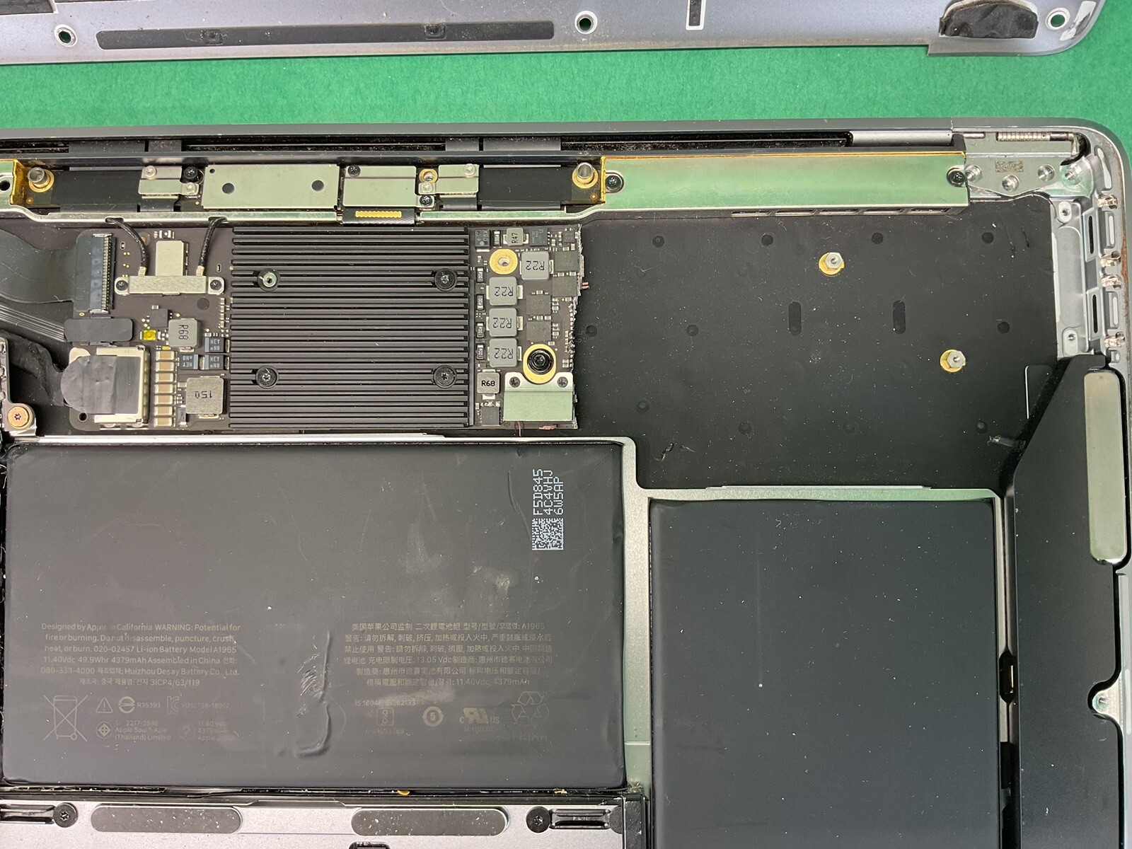 Apple MacBook Air A1932 13” Laptop – FOR PARTS – UNTESTED