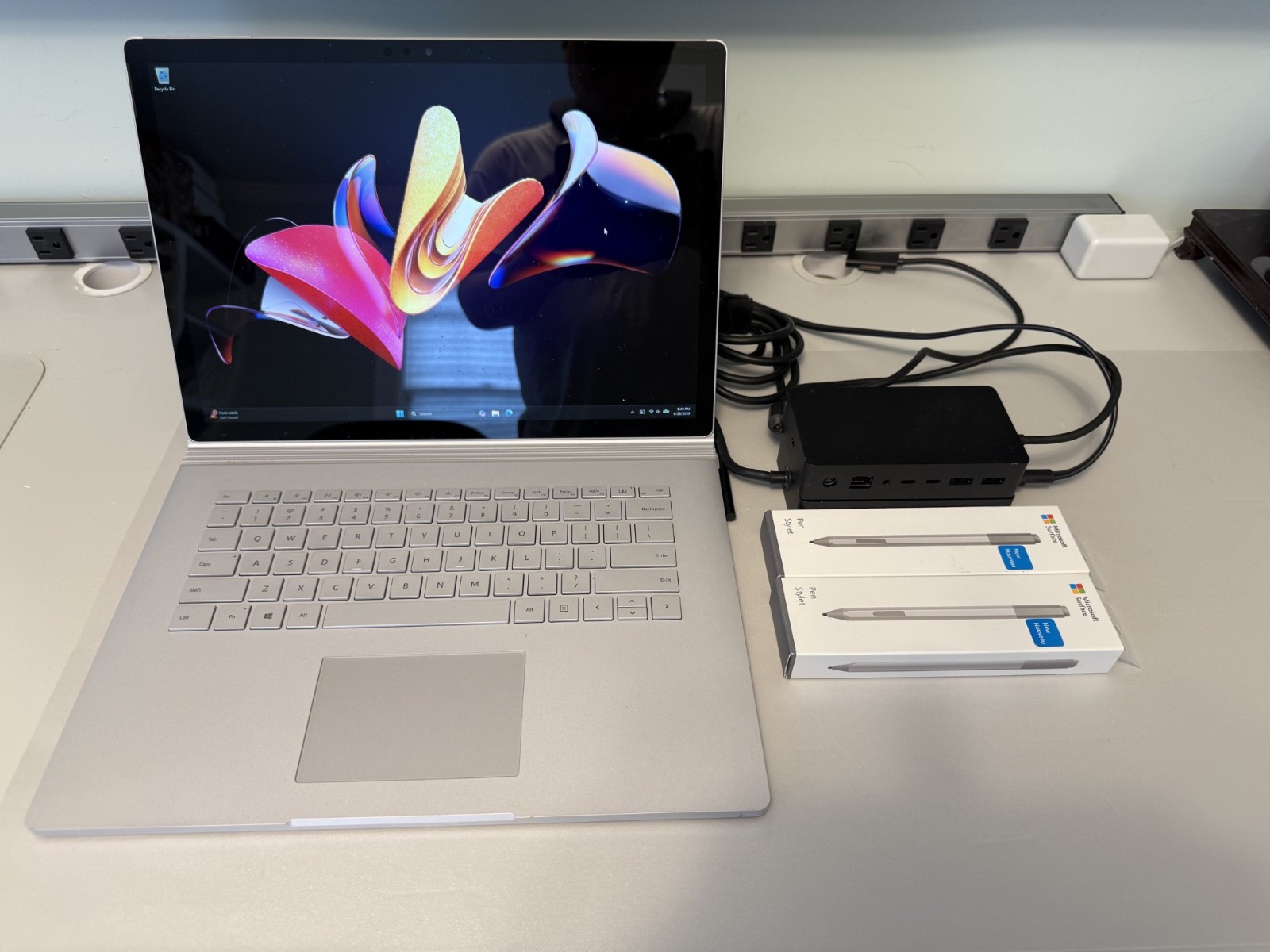 Microsoft Surface Book 2 15″ i7 8650U 1TB SSD 16GB GTX1060 Win 11 Pro + Dock
