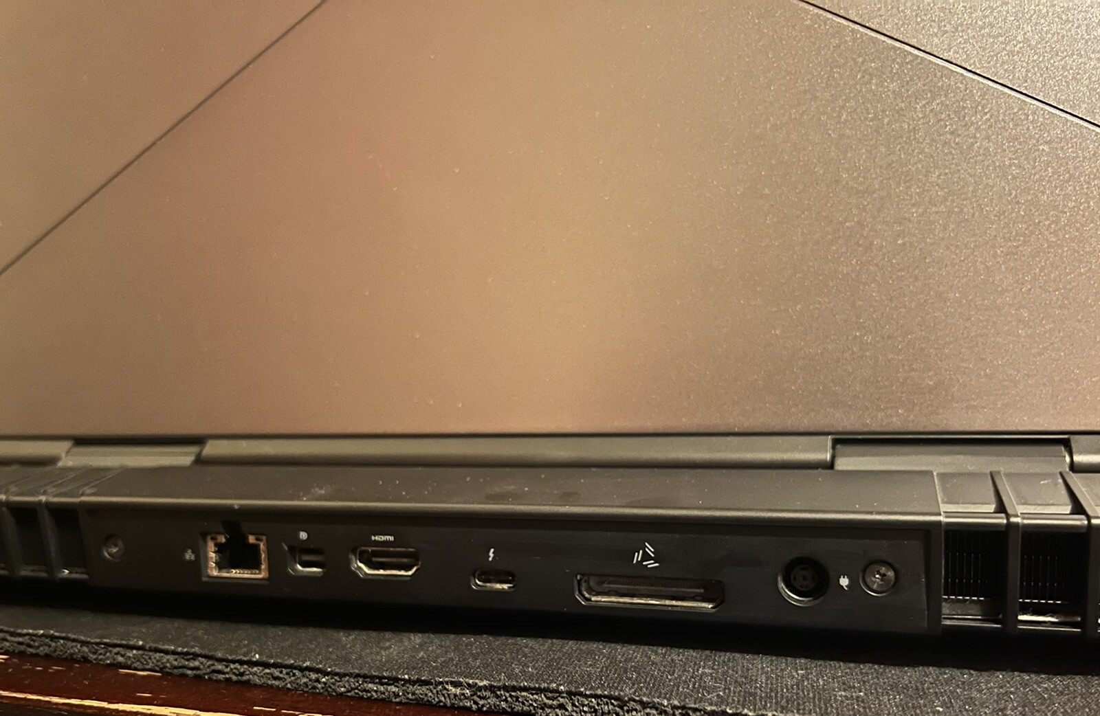Alienware 17R4. i7-7700 @ 2.80GHz GTX1070 8GB. 128SSD+1TB HD.