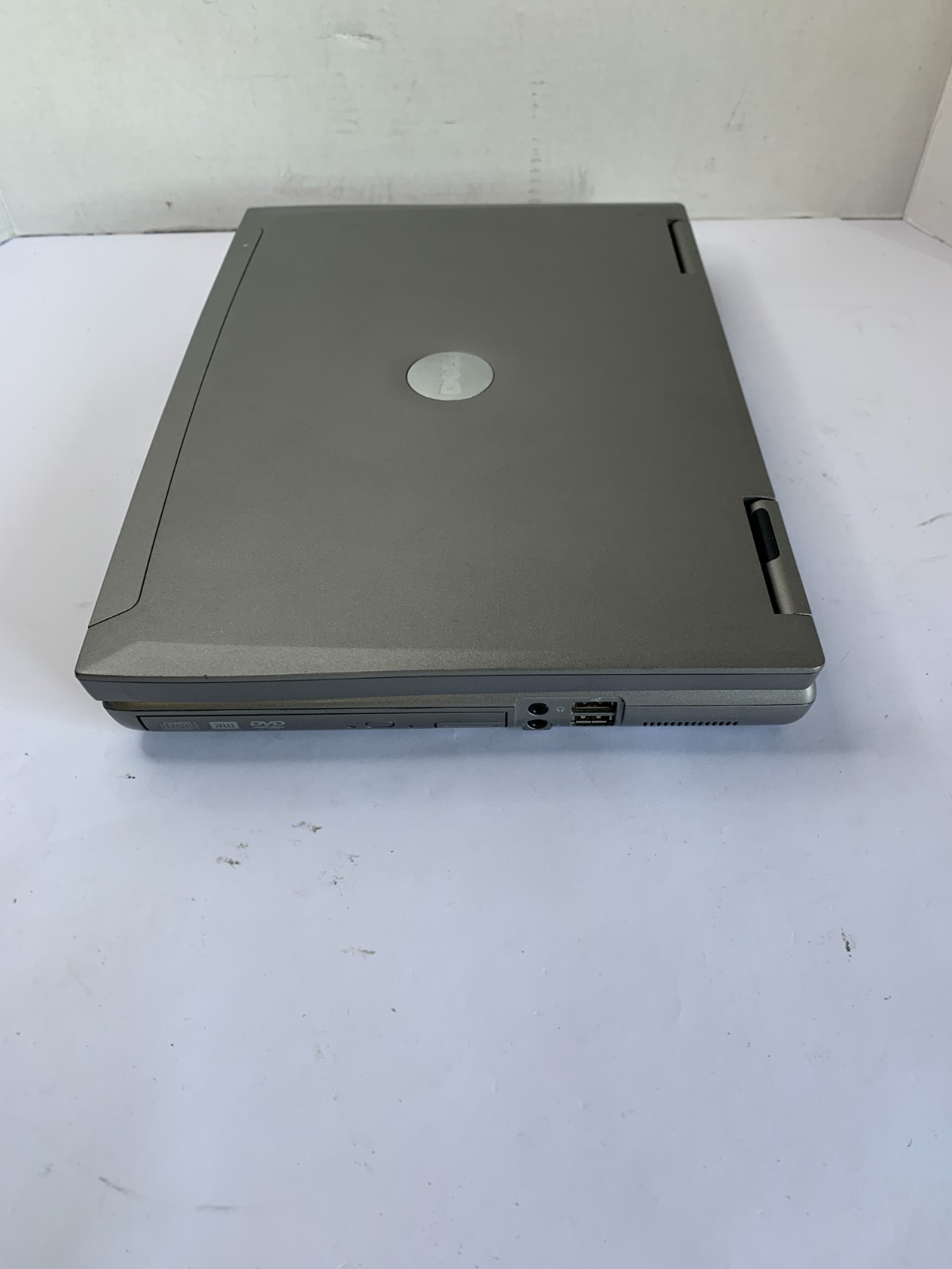 Dell Latitude D810 – Pentium M – 1gb DDR2 – 40Gb HDD – NO OS – DEAD BATT- NO AC