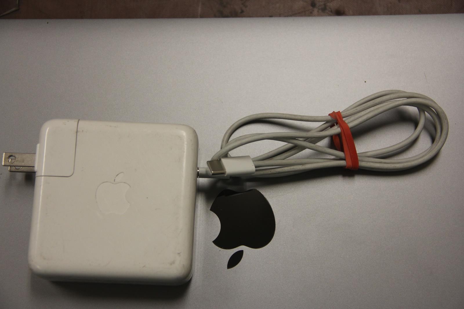 APPLE A1989 8GB RAM 256GB SSD i5 2.40GHz 13-Inch MacBookPro with Charger