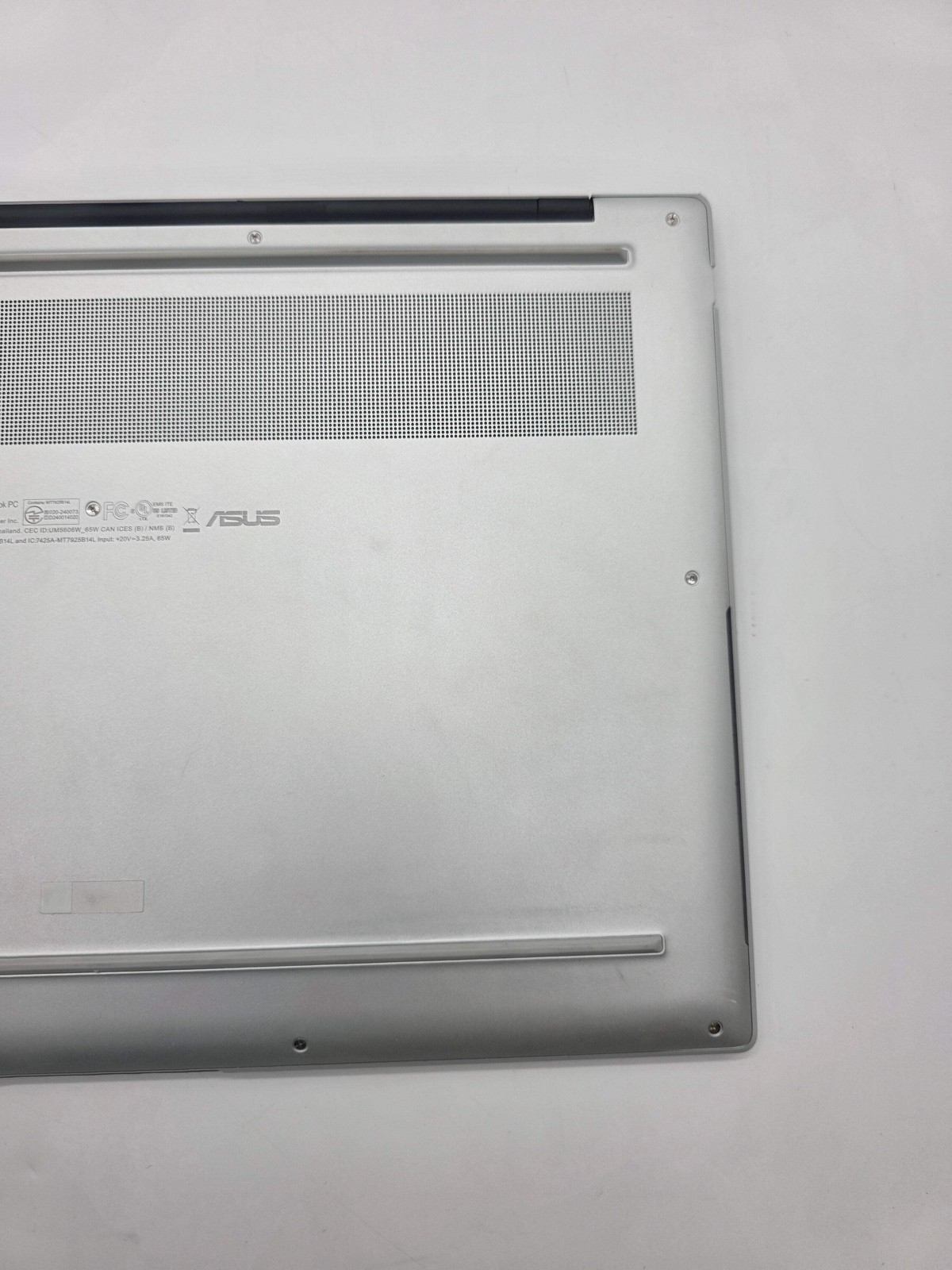 Asus Zenbook S 16 UM5606WA – Ryzen AI 9 365 – 24GB / 1TB – Used