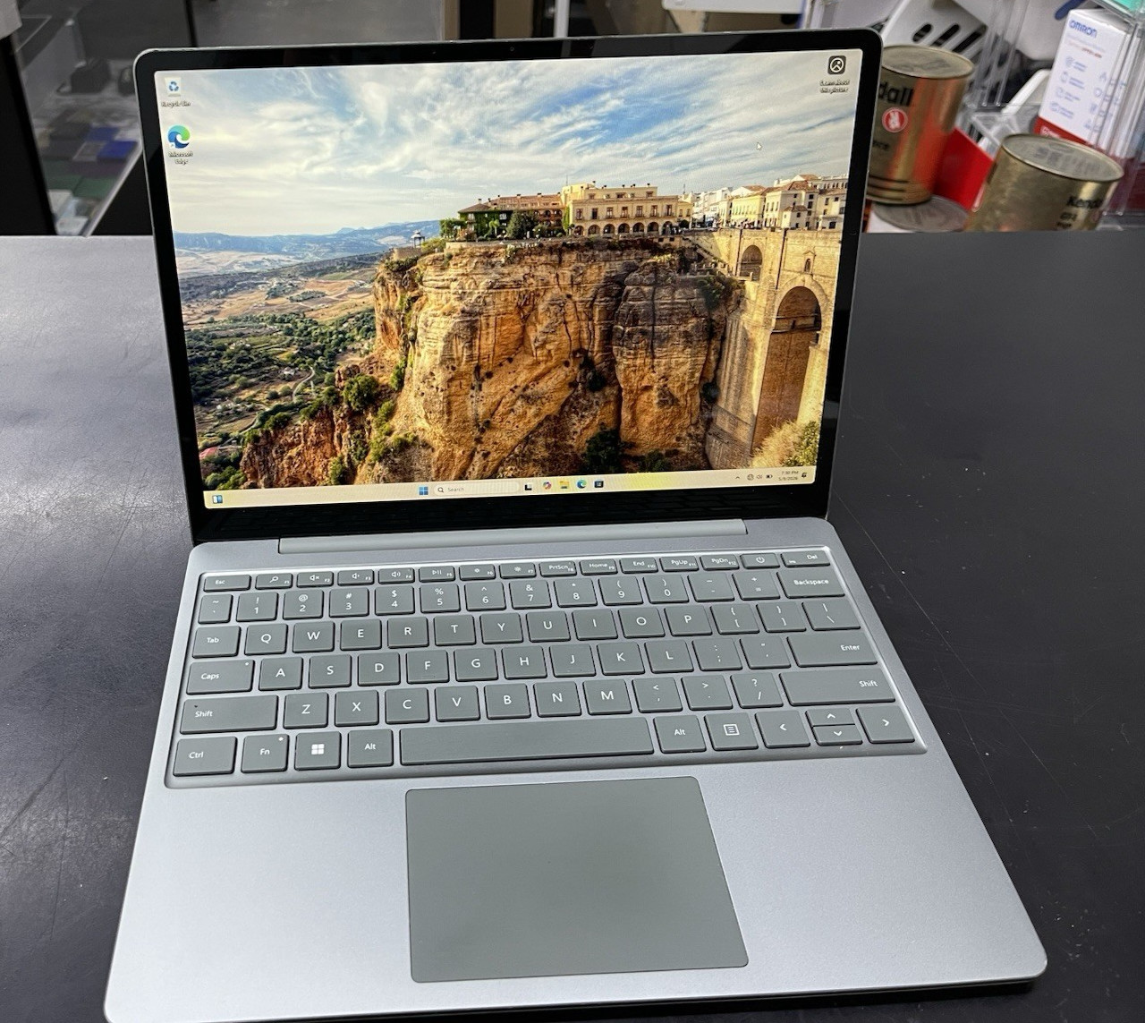 Microsoft Surface Laptop Go 2 12.4″ i5-1135G7 2.4Ghz 8GB 128GB Crack in Screen