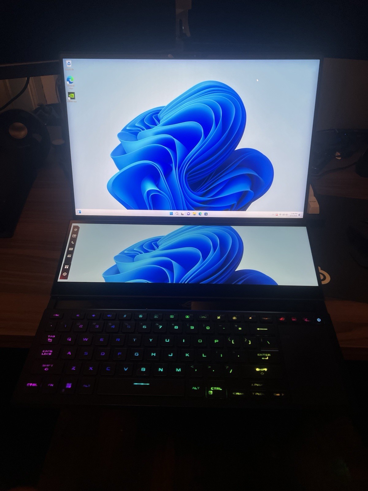 ASUS ROG Zephyrus Duo 16 (RTX 4090, 2TB SSD, Ryzen 9 7945HX, 32GB DDR5)