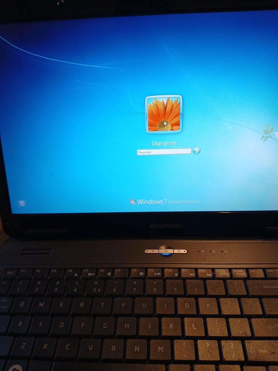 eMachines E725 15.6in Intel Pentium 2.20GHz 3GB 250GB HDD Win7 Black w/ charger