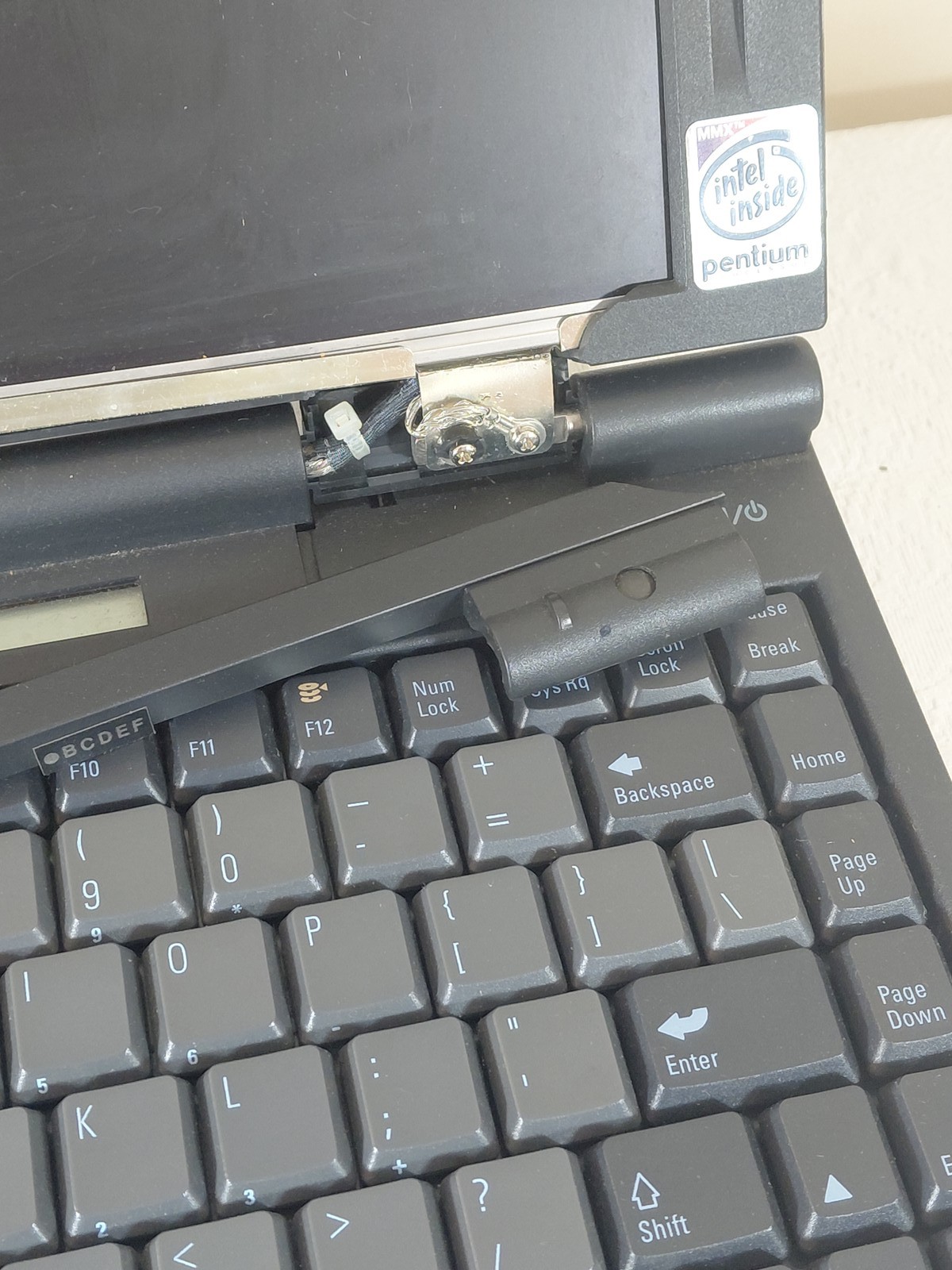 HP Hewlett Packard OmniBook Vintage Laptop Pentium MMX For Parts or Repair