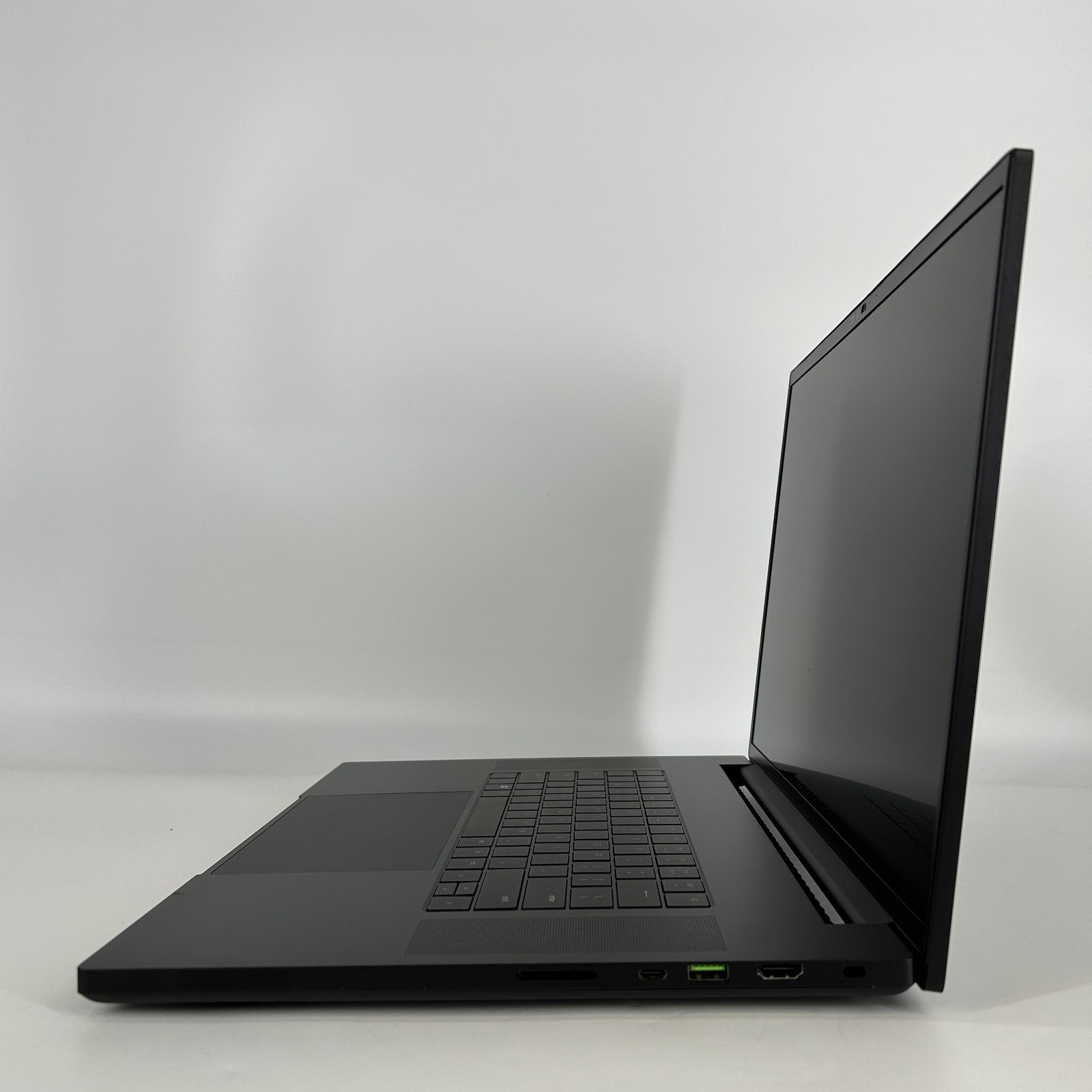 Razer Blade 18 240Hz QHD+ 2.2 GHz i9-13950HX 32GB 1TB SSD RTX 4080 Very Good