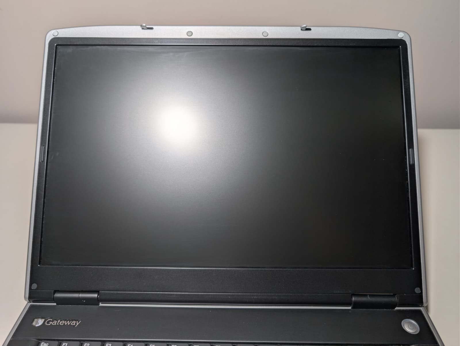15″ Gateway M465-E | Core 2 Duo T5500 4GB RAM 320GB HDD | Win 7 Pro | DVD