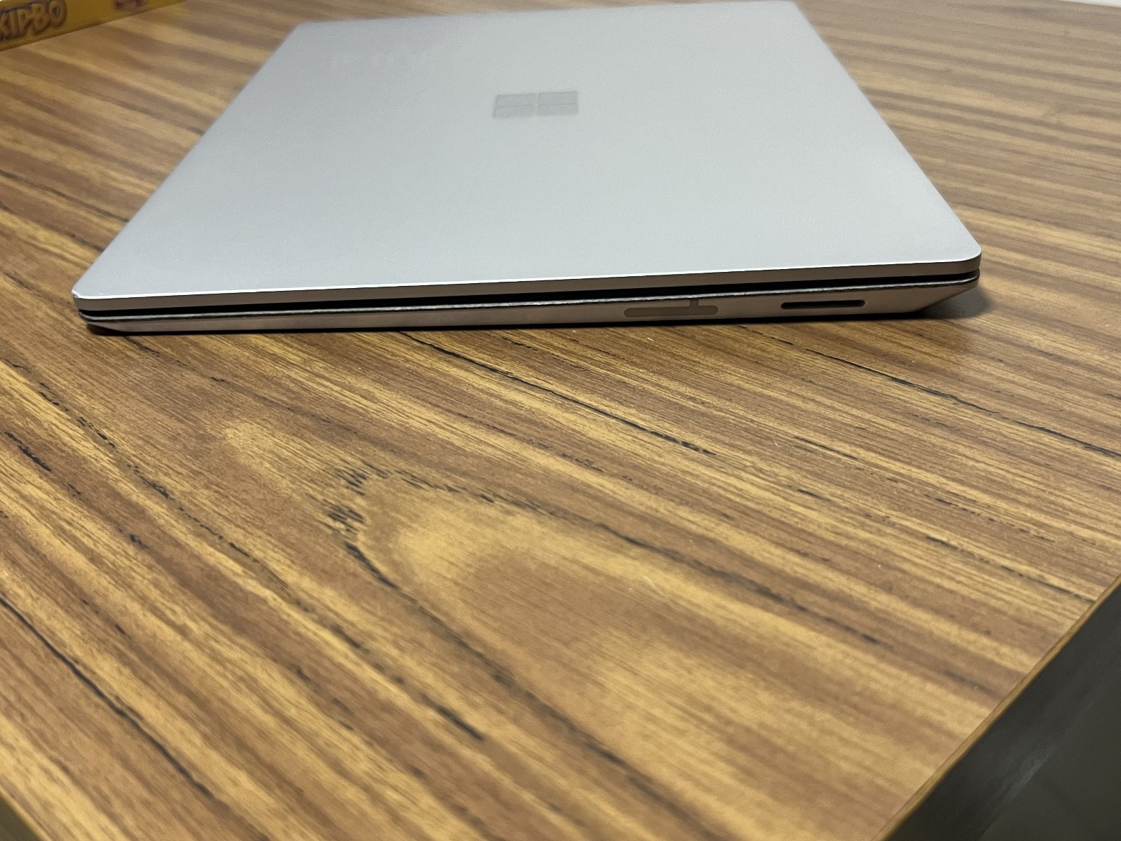 Surface Laptop 13.5″ 1769 (256GB SSD, Core i7-7660U, 2.50GHz, 8GB) Touch screen