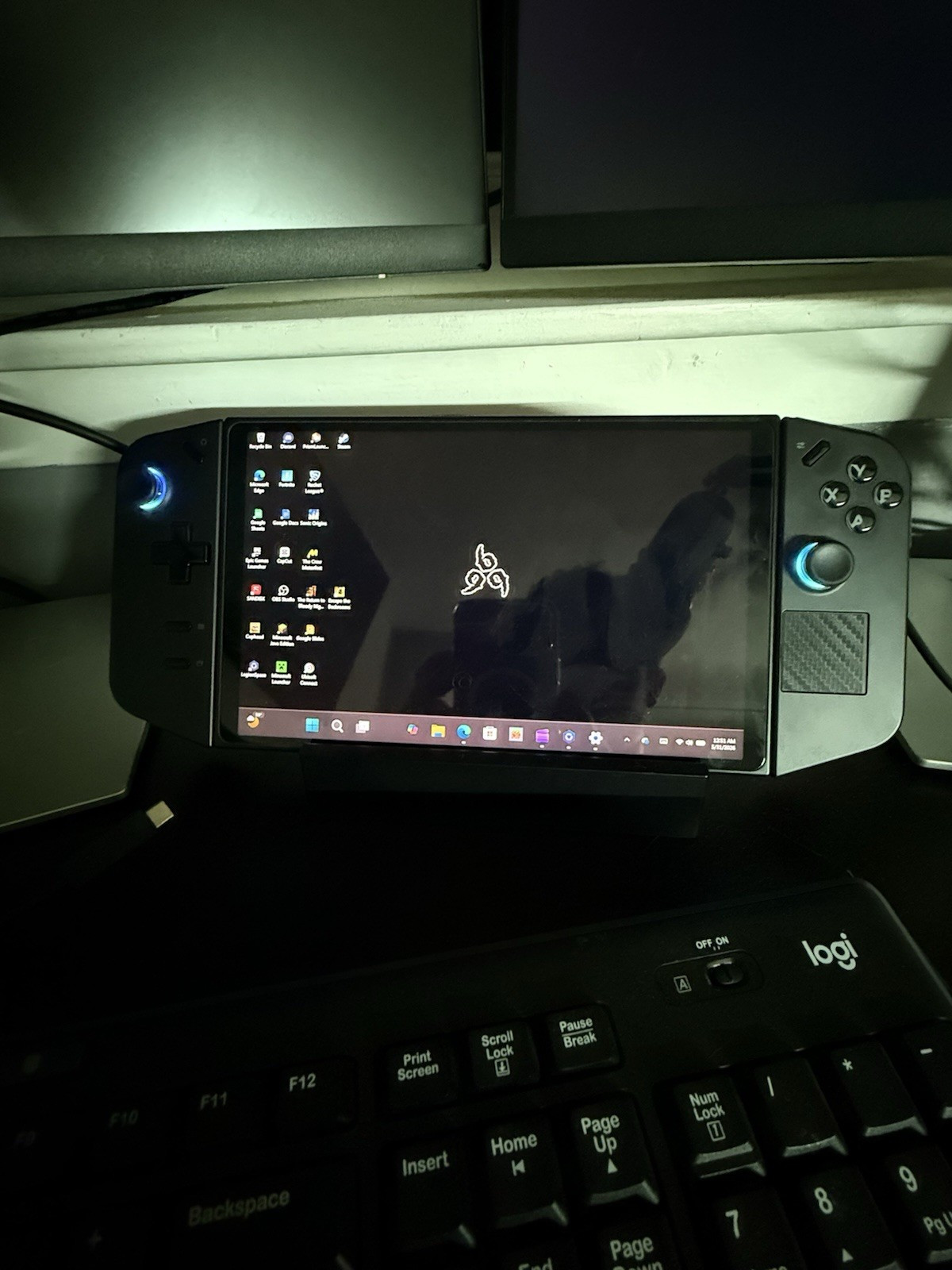 Lenovo Legion Go 8.8″ Handheld Gaming PC Win 11 Ryzen Z1 Ext 16GB 512GB