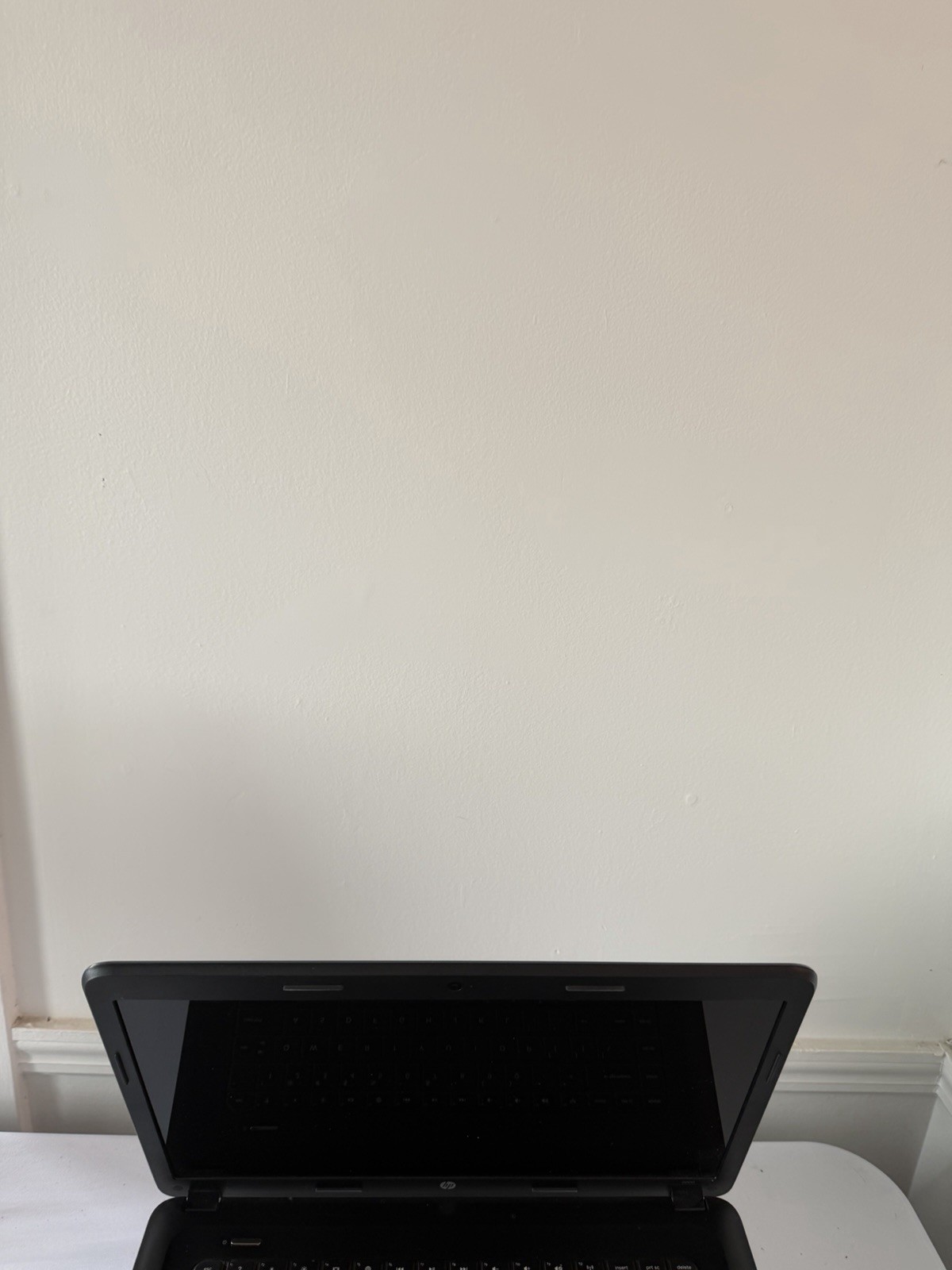 HP Notebook 2000 Laptop – Good Screen – AMD E-300 – RAM 4 GB – Read Des