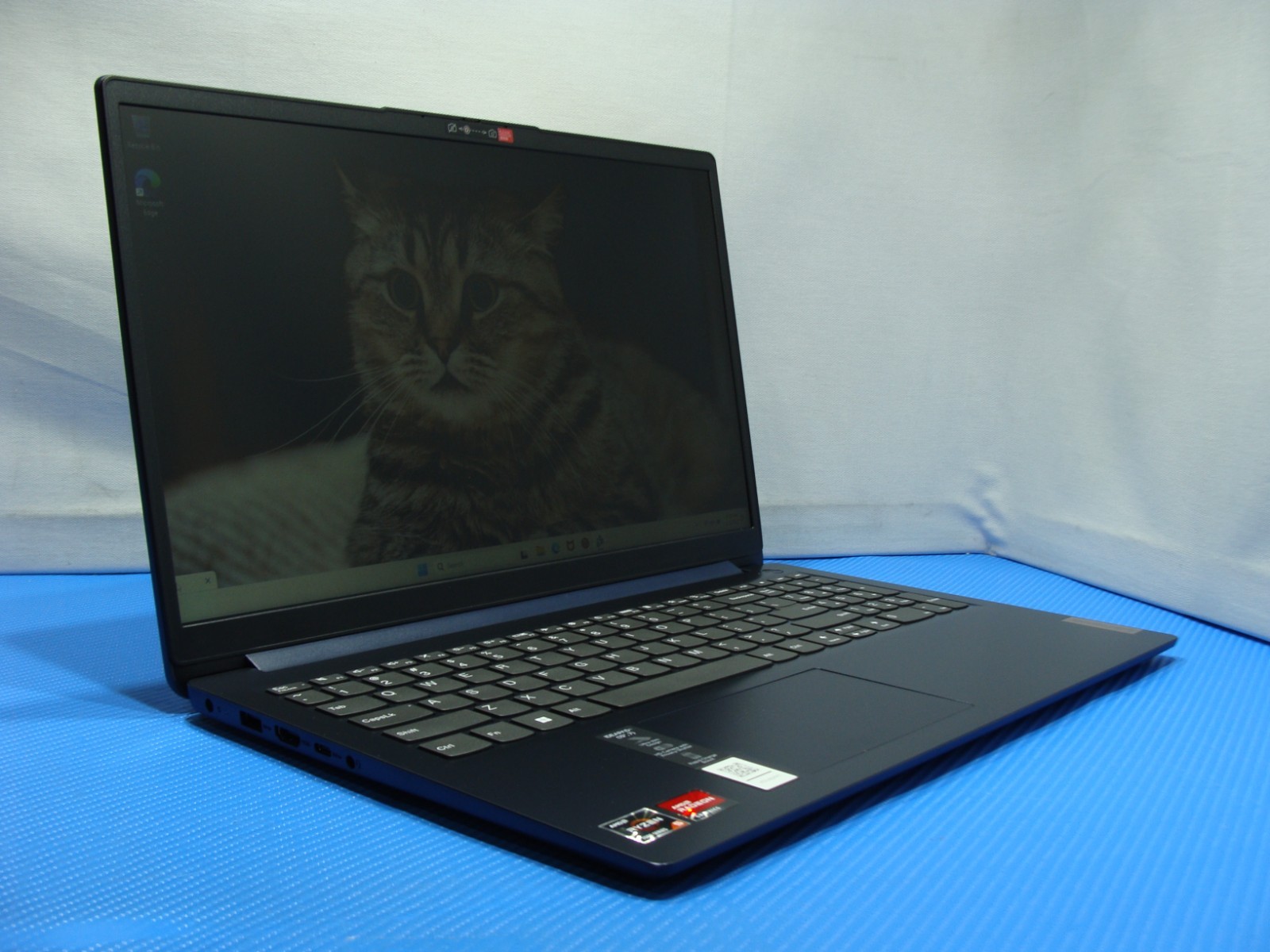 Lenovo IdeaPad 1 15AMN7 15.6″ FHD Ryzen 5 7520U 2.8Ghz 8GB 256GB Warranty11/2026