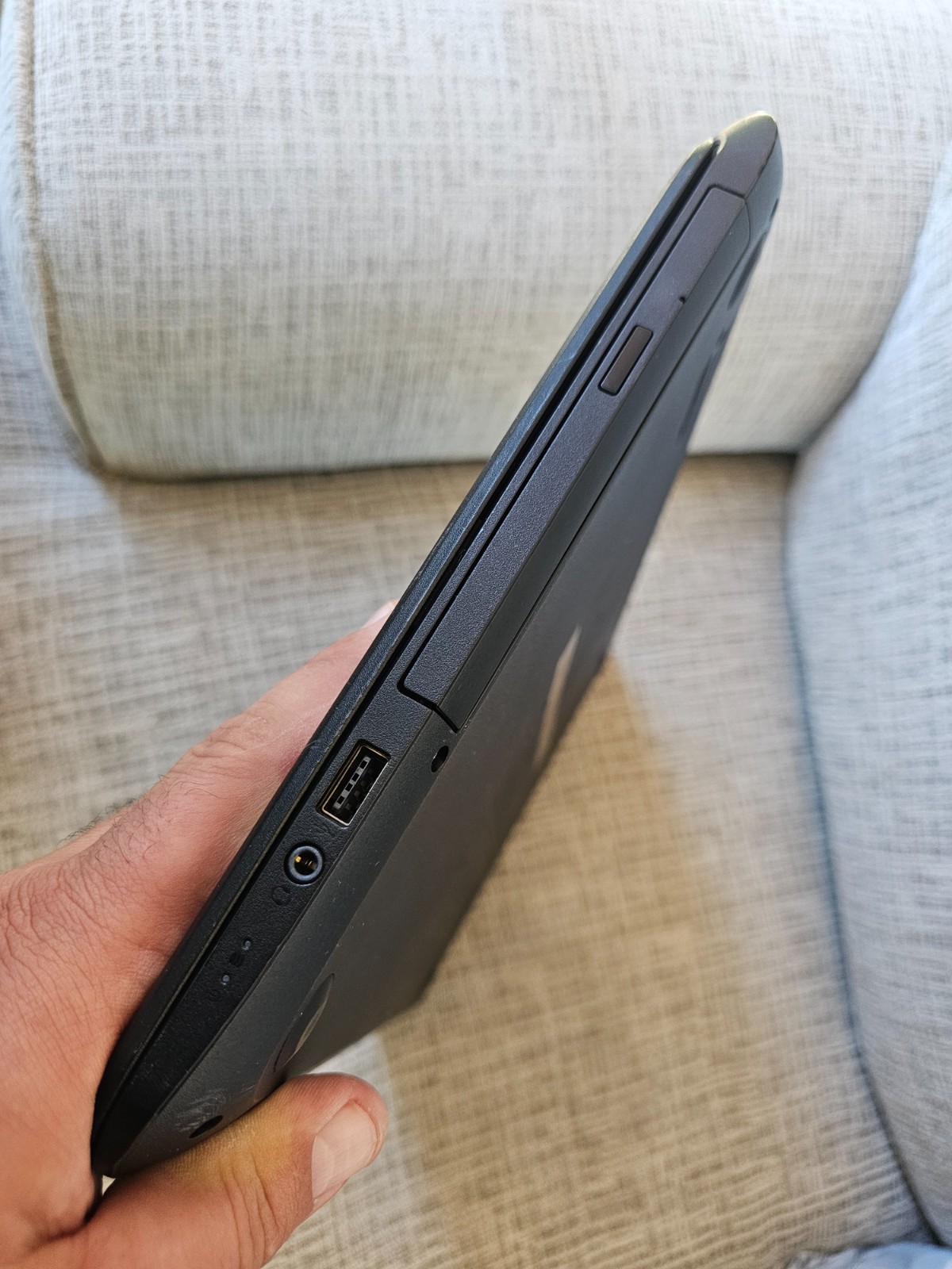 HP 15-f018dx 15.6″ Notebook W/ Charger Powers On, Broken Screen FOR PARTS/REPAIR