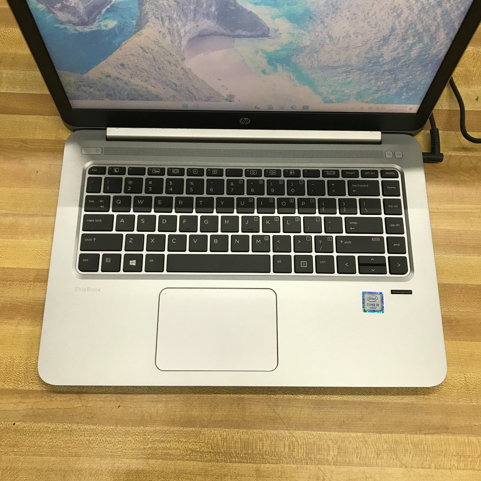 HP EliteBook Folio 1040 G3 14″ i5-6200U 2.3GHz 8GB 256GB SSD (Windows 11 Pro)