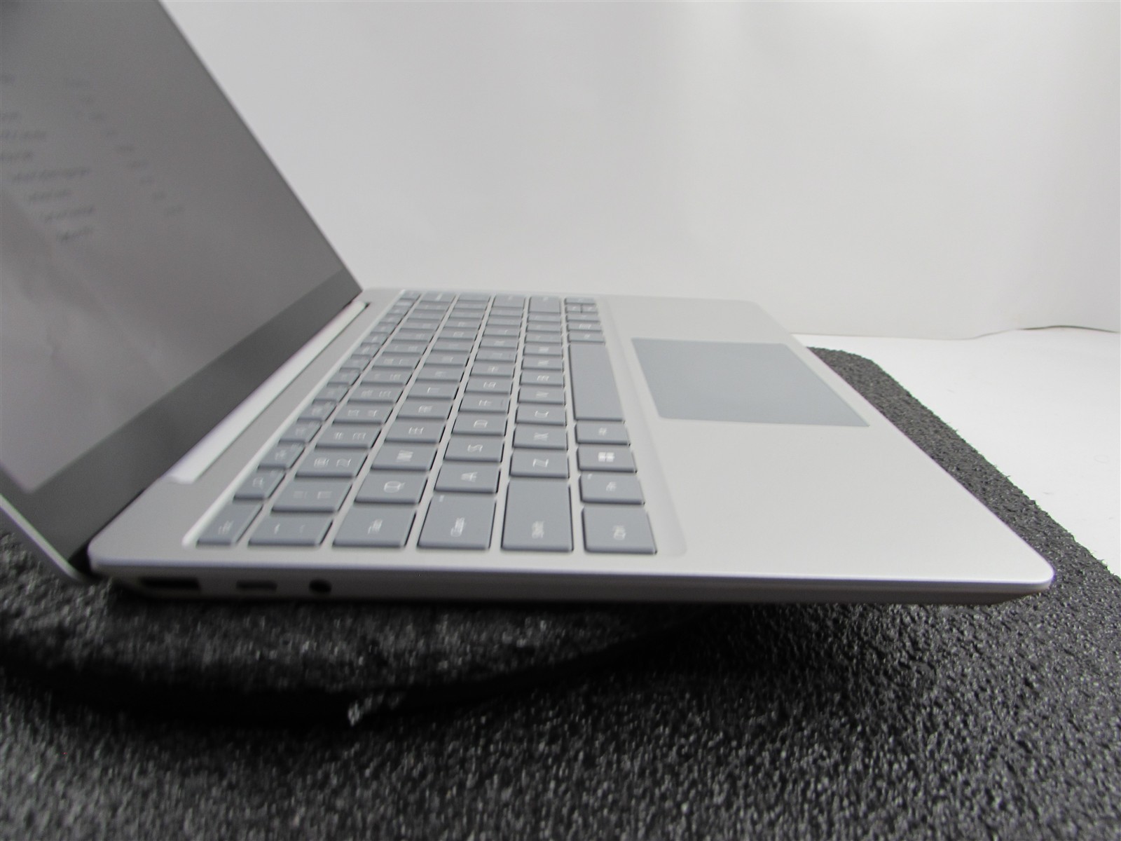 Microsoft Surface Laptop GO 2 12.4″ i5-1135G7 256GB NVMe SSD 16GB RAM Win 11