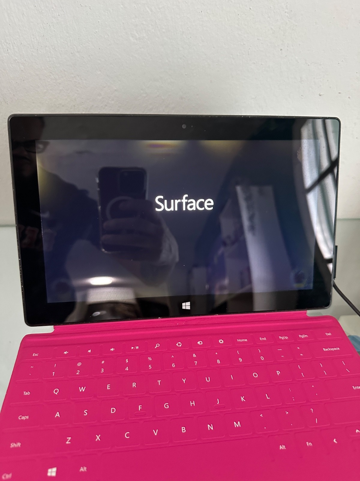 Microsoft Surface RT 32GB 2.00 GB RAM 3 Quad Core cpu 1.30GHZ NEEDS NEW BATTERY