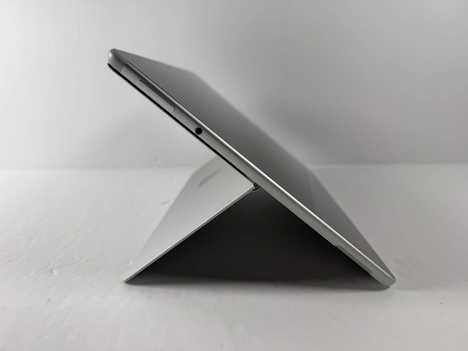Microsoft Surface Pro 8 (1982) i5-1145G7 – 16GB RAM – 256GB 120Hz – Win 11 Pro