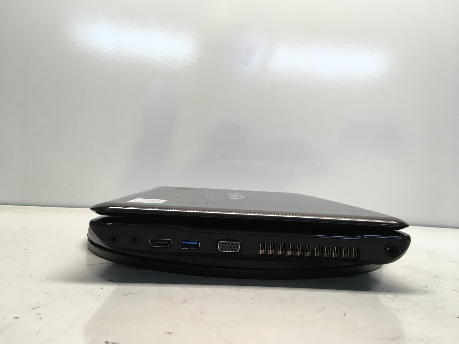 Toshiba Satellite P745-S4320 Intel i5-2430M 2.4GHz 6 GB NO HDD No Batt