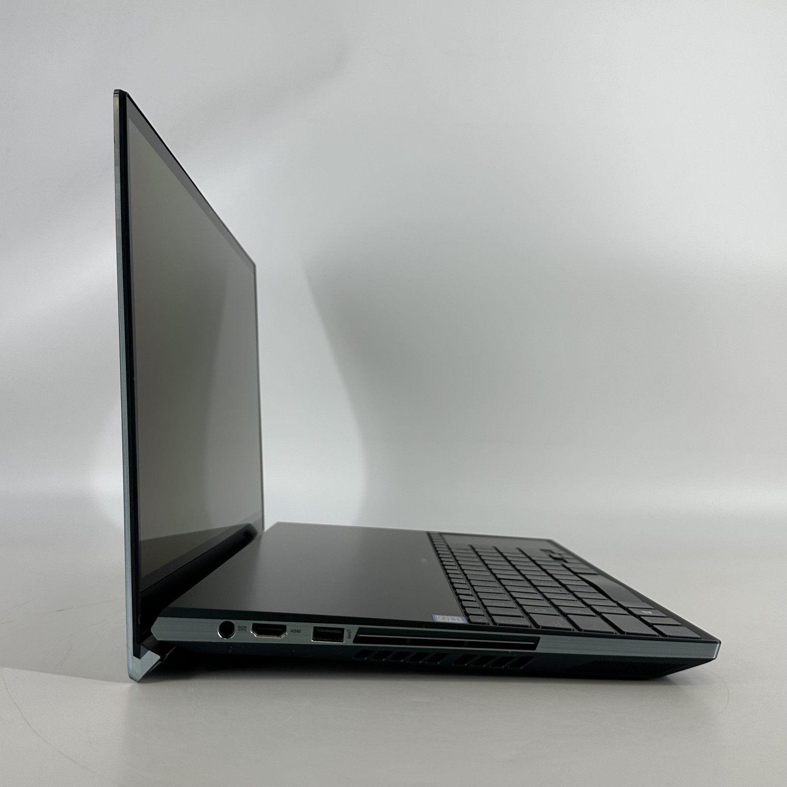 Asus Zenbook Pro Duo 15 4K TOUCH i7-9750H 2.60GHz 32GB 1TB SSD RTX 2060 Good