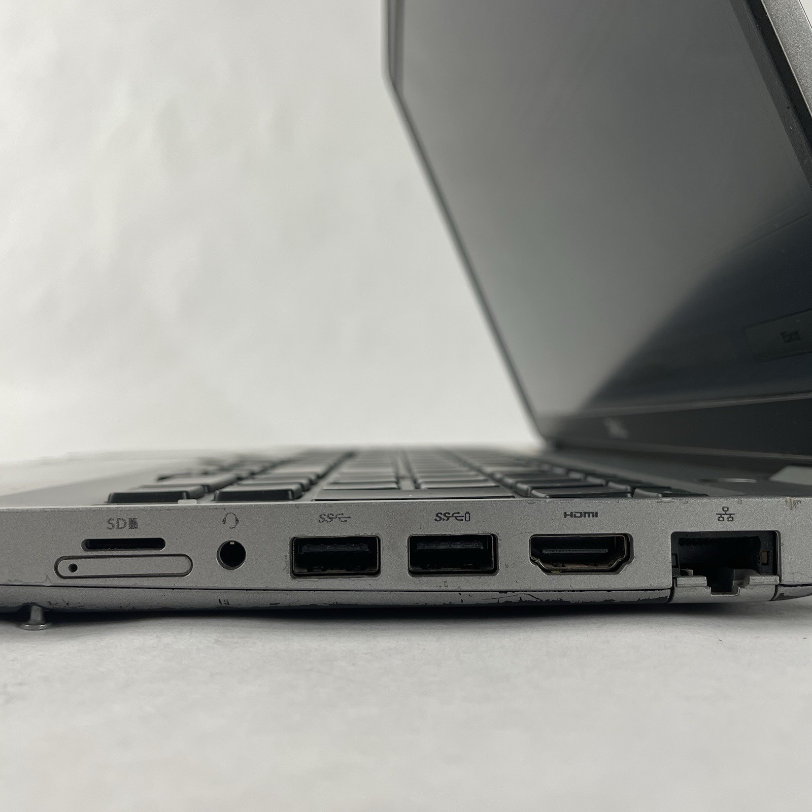 Dell Latitude 5511 15.6″ i7-10850H 2.70 GHz 16 GB RAM No SSD No OS Missing Key