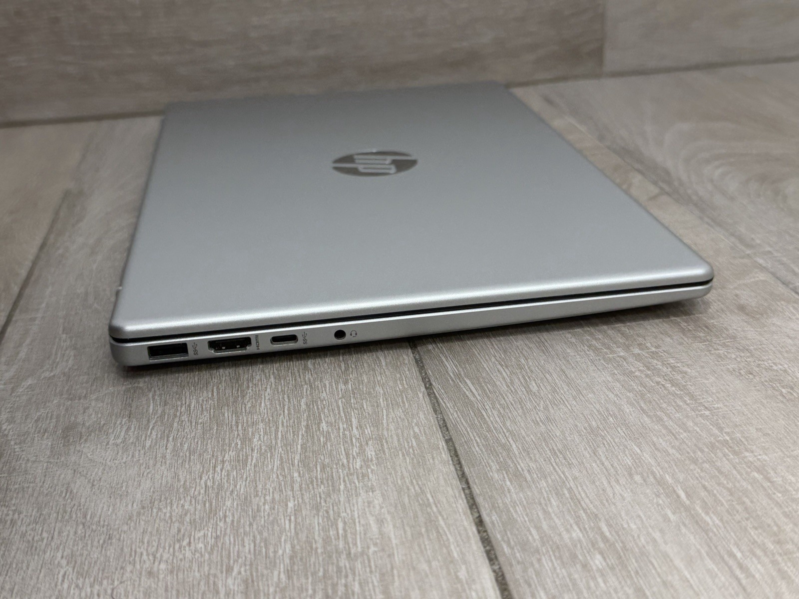 HP Laptop 14-em0349nr 14″ AMD Ryzen 3 7320U 4GB Ram 256GB NVMe Excellent
