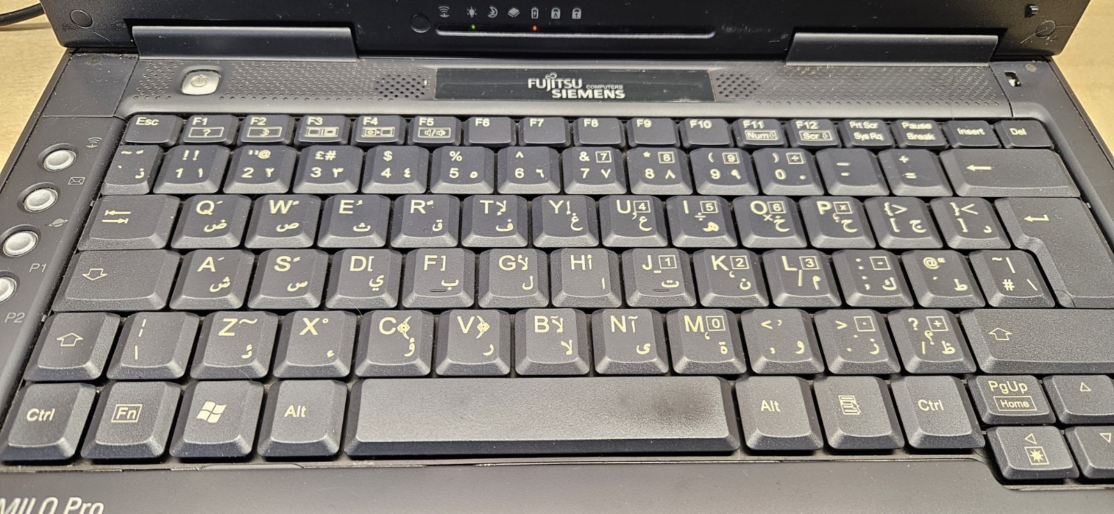 Retro Fujitsu Computers Siemens Amilo Pro V2000 / Pentium 1.5 Ghz / 256Mb Ram