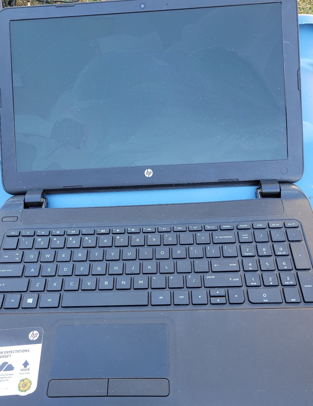 HP 15-F305DX NO HD, NO Battery Screen Cracked- Parts Only