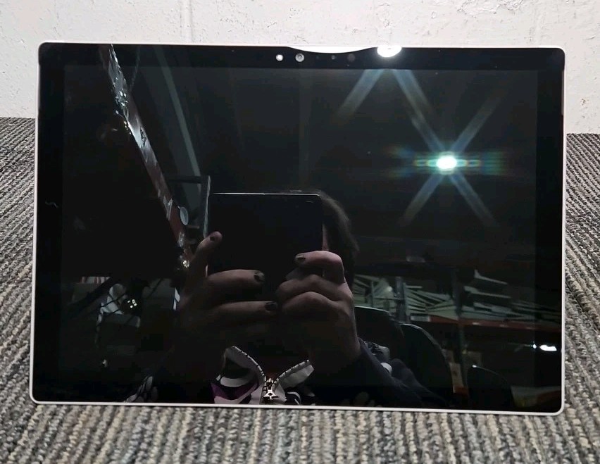 Microsoft 1724 Surface Pro 4 128G with Keyboard – FOR PARTS-BAD BATTERY