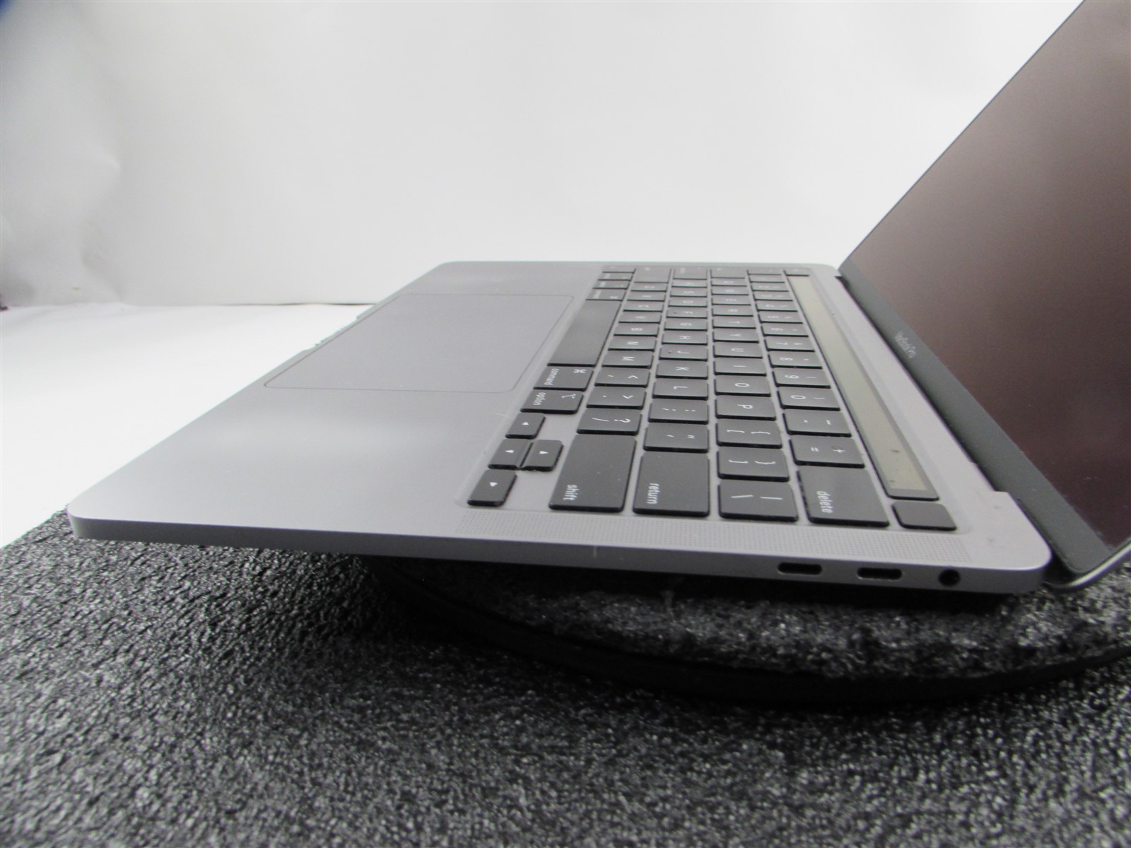 APPLE MACBOOK PRO A2251 2560X1600 CORE I7-1068NG7 512GB SSD 16GB RAM NO O.S