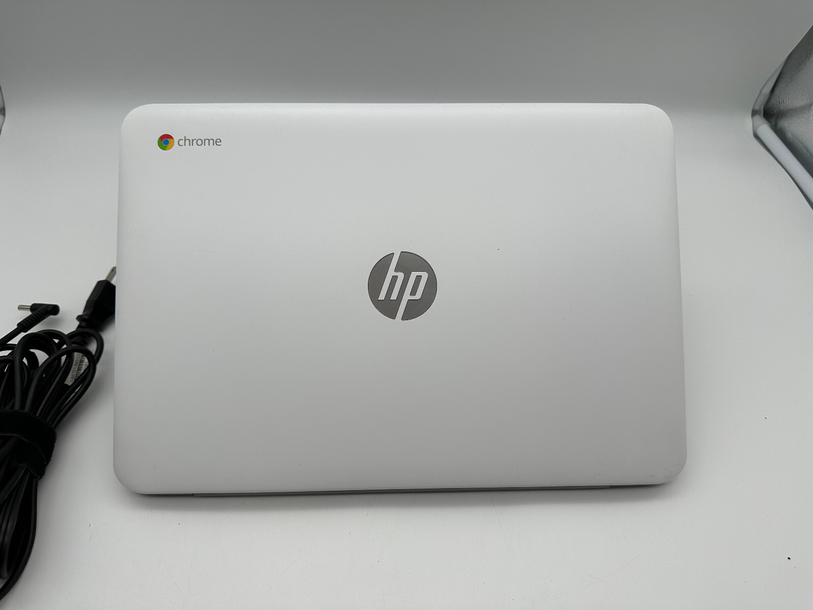 White HP 14-ak040nr Chromebook Intel Celeron N2840, 4GB RAM, 16GB SSD, 14in