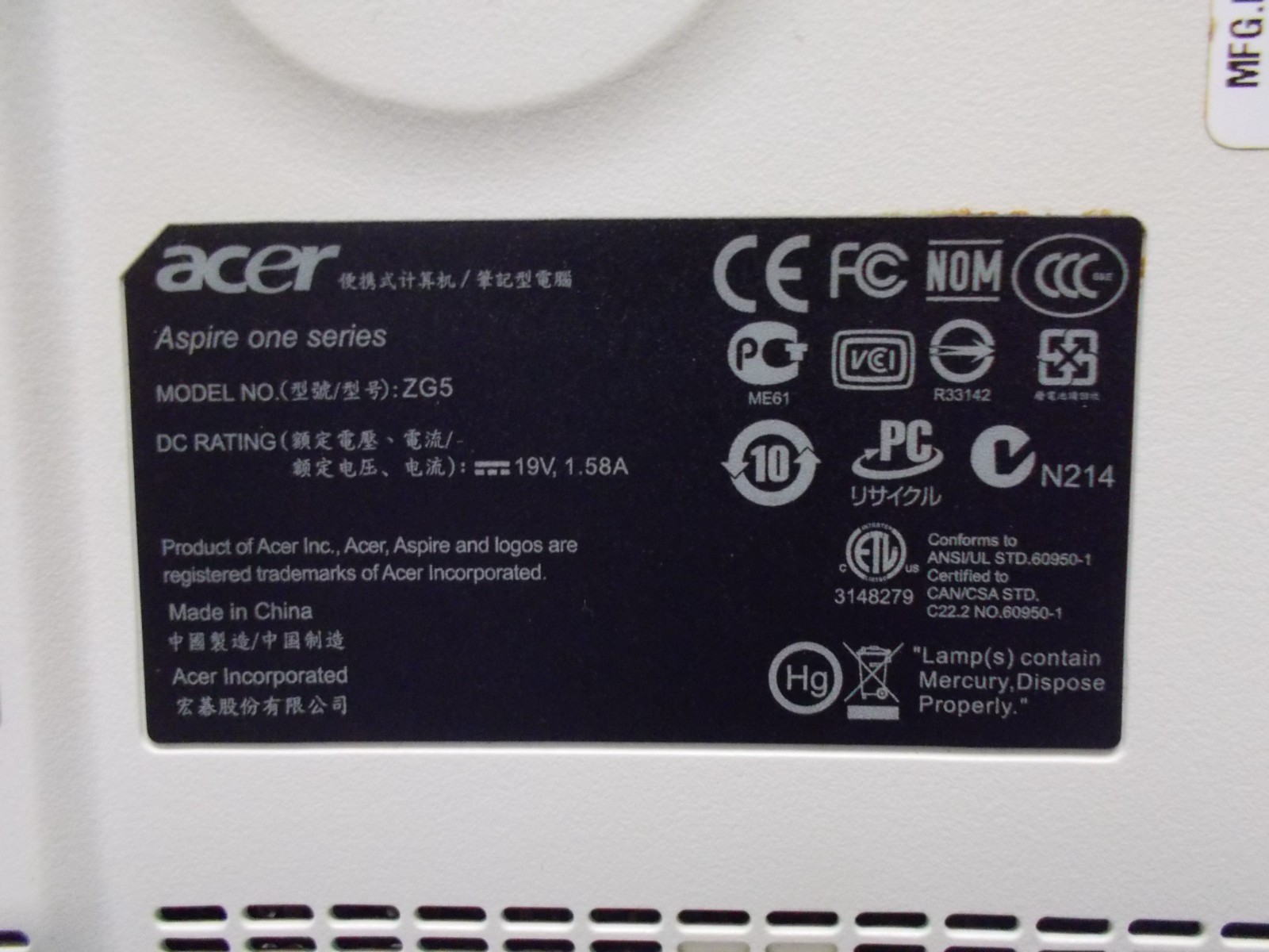 Acer Aspire One ZG5 Notebook With Windows XP, White. Battery Defective! #V-1490
