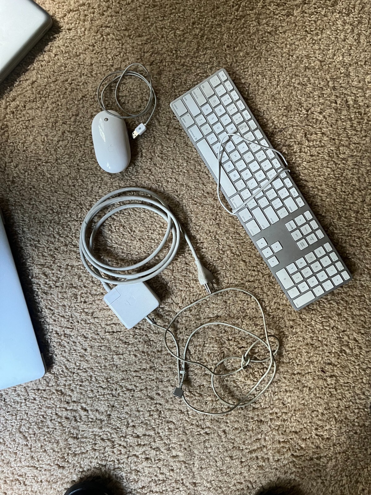 MacBook Pro 2015 + charger + keyboard + mouse