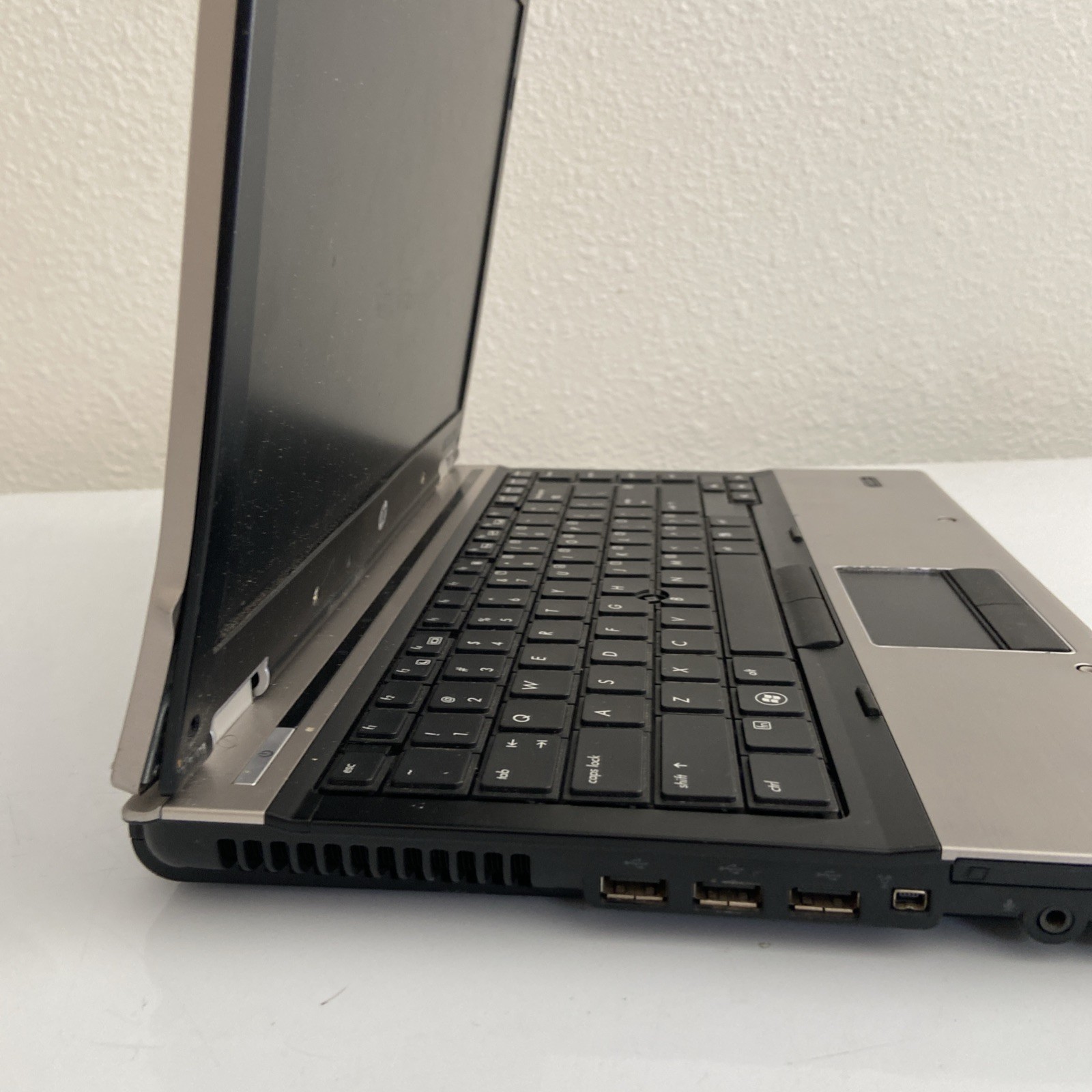 HP EliteBook 8440P Intel i5-M520 2.4GHz 4GB 160GB HD NO COVER , NO BATTERY AS IS