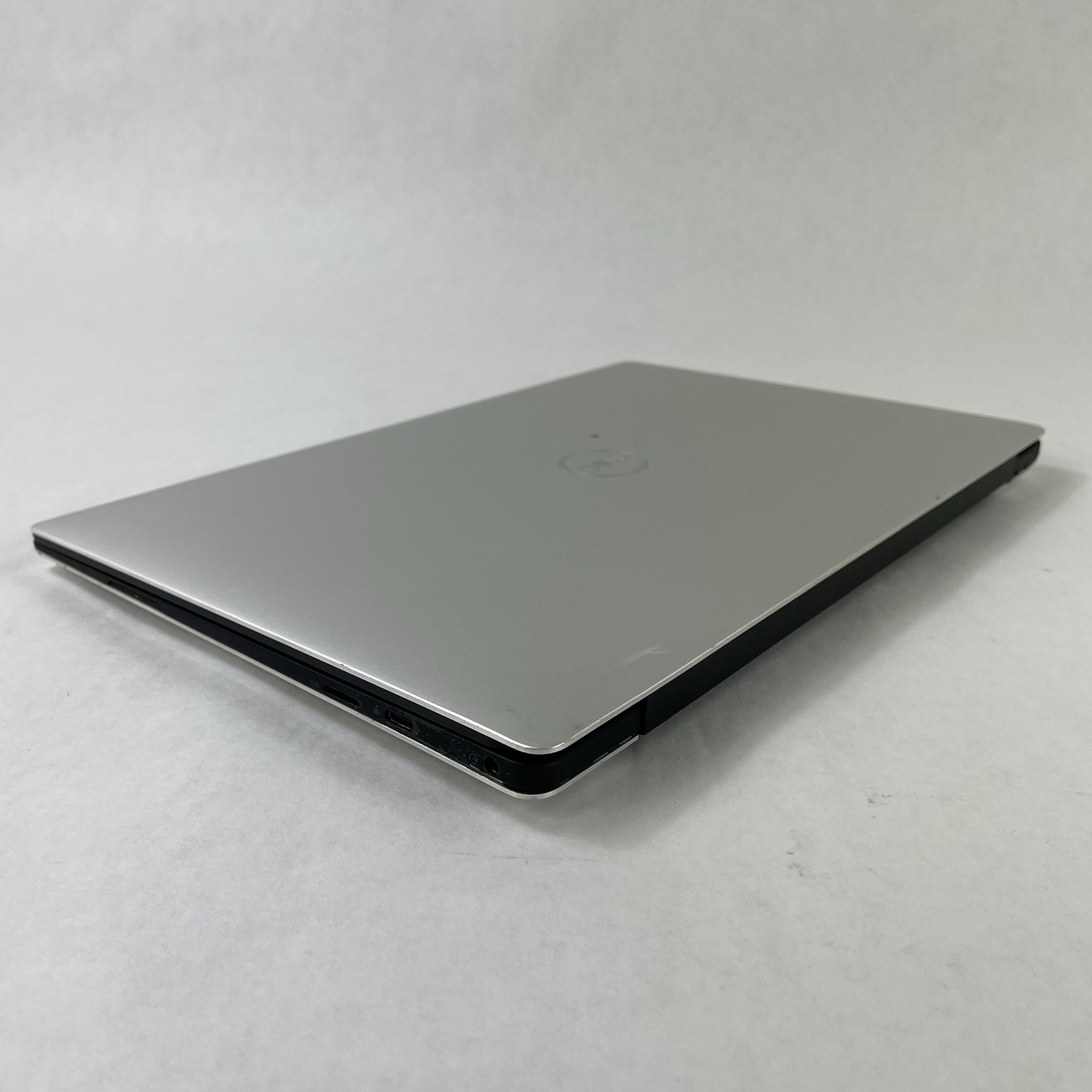 Dell XPS 13 9380 13.3″ i7-8565U 1.80GHz 16GB RAM No SSD No OS No Batt Bad Corner
