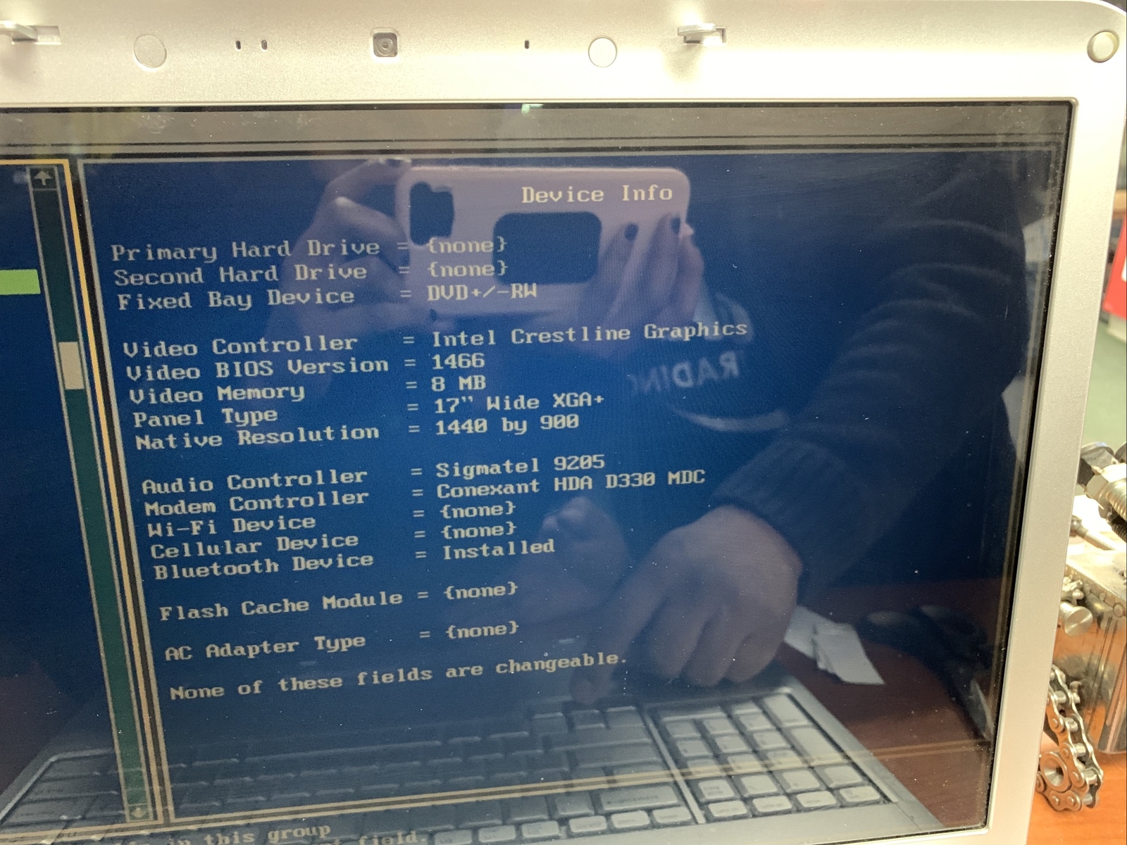 Dell Vostro 1720 | Core2 Duo P7570 (2.26 GHz) NOHDD | 2GB RAM PARTS