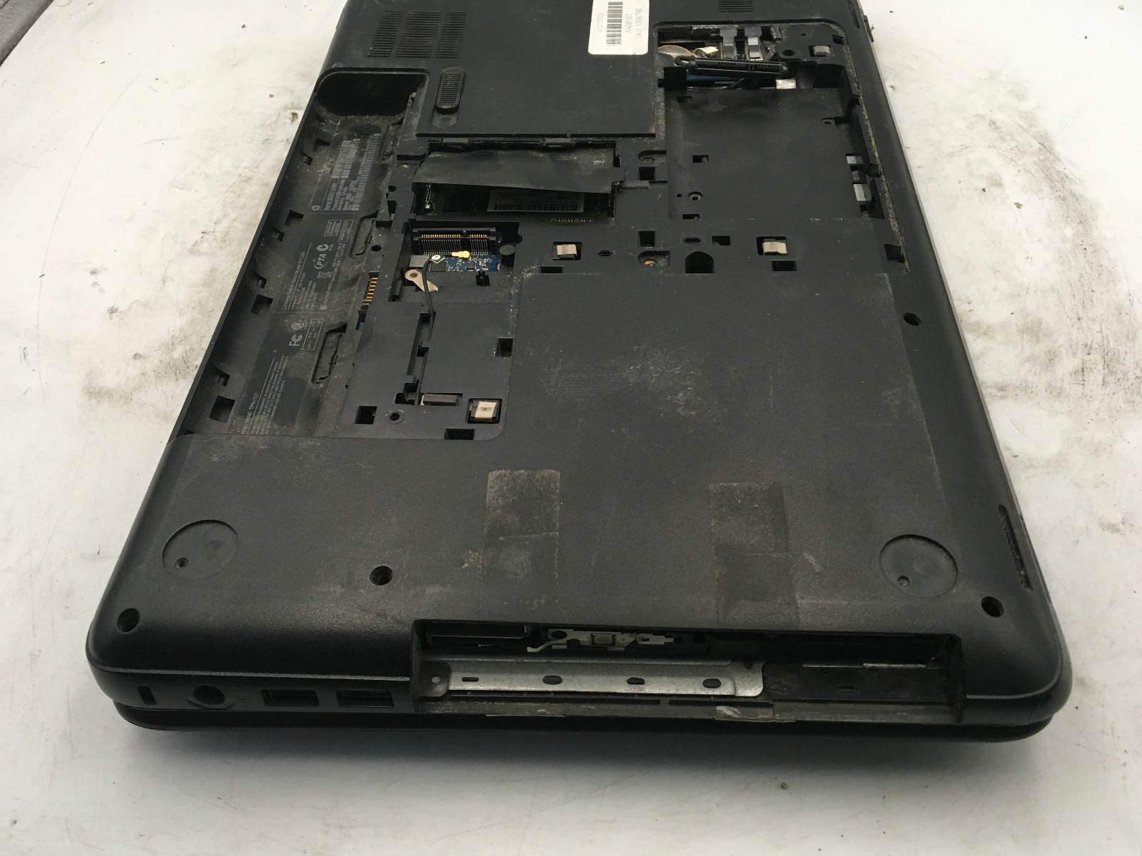 HP 2000 2C22DX – FOR PARTS/BAD LCD – INTEL PENTIUM 2020M – 4GB RAM -READ DESC-BB